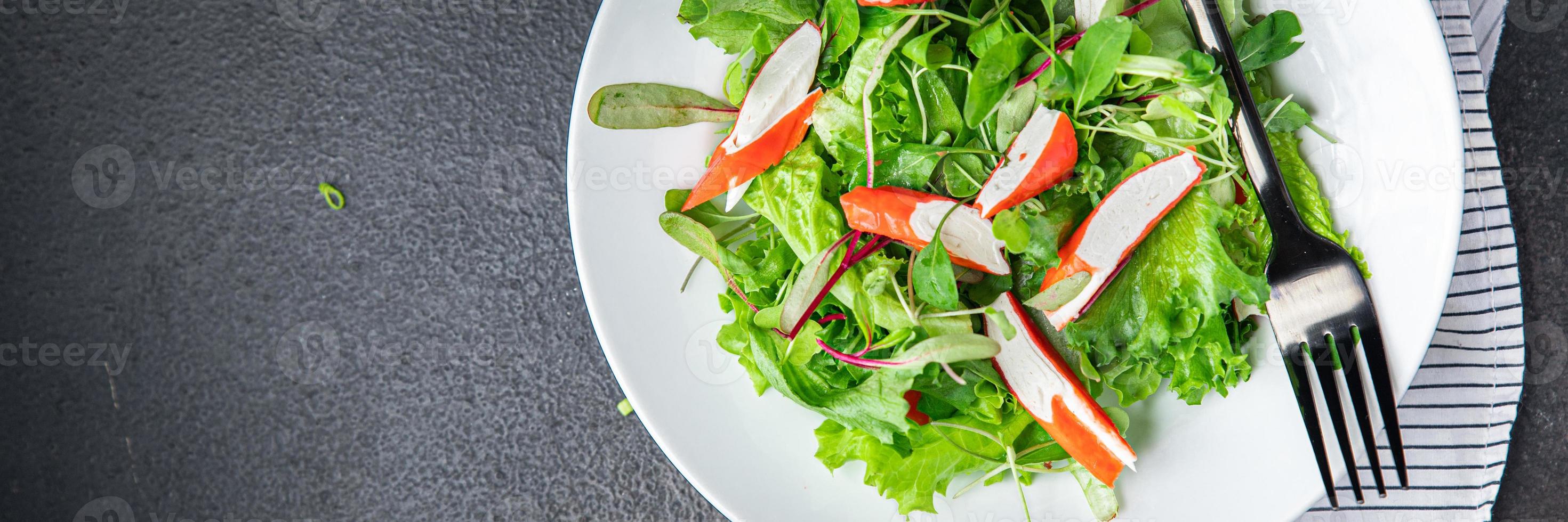 ensalada palitos de cangrejo hojas de lechuga mezcla verde foto