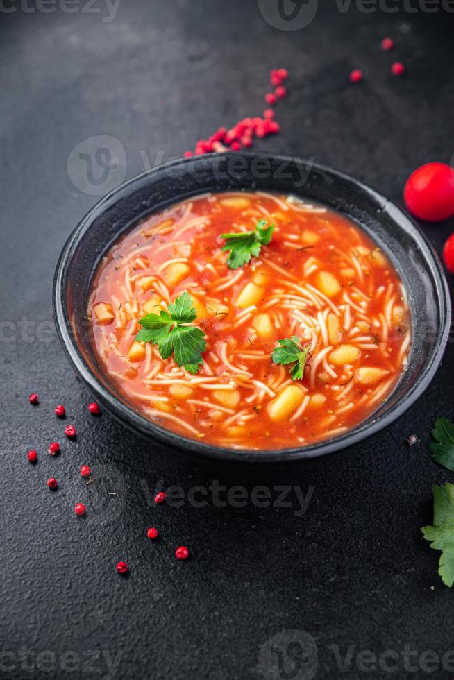 Primer plato de sopa de tomate rojo minestrone foto