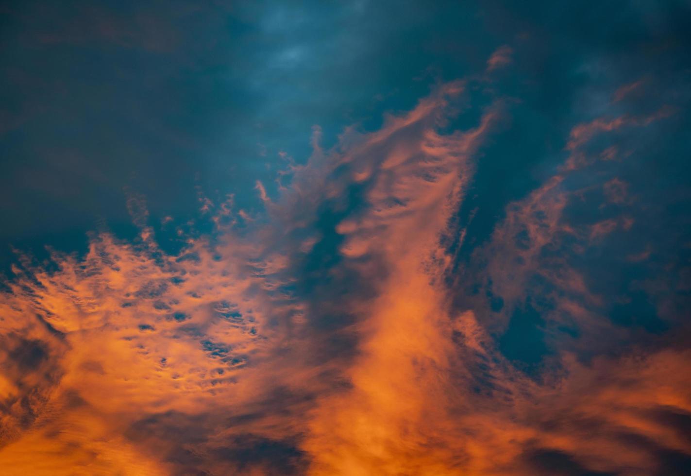 detalle abstracto del cielo rojo foto