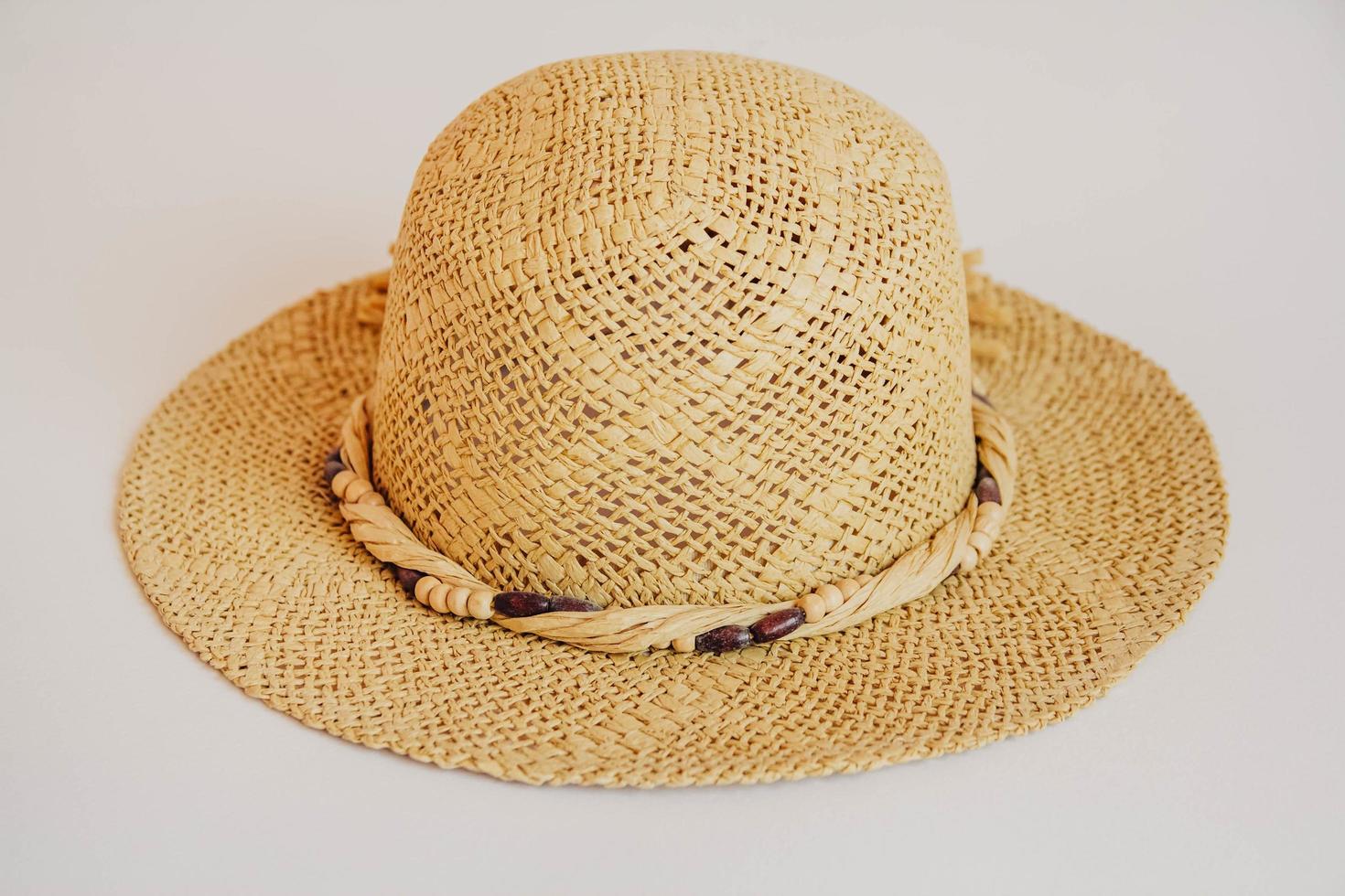 sombrero de paja sobre fondo blanco foto