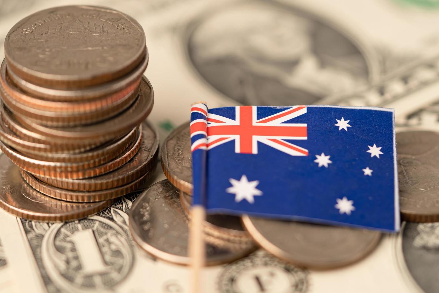 pila de monedas con la bandera de australia sobre fondo blanco. foto