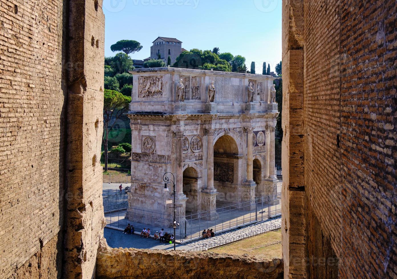 el arco de titus arco di tito en la vía sacra del foro romano foto