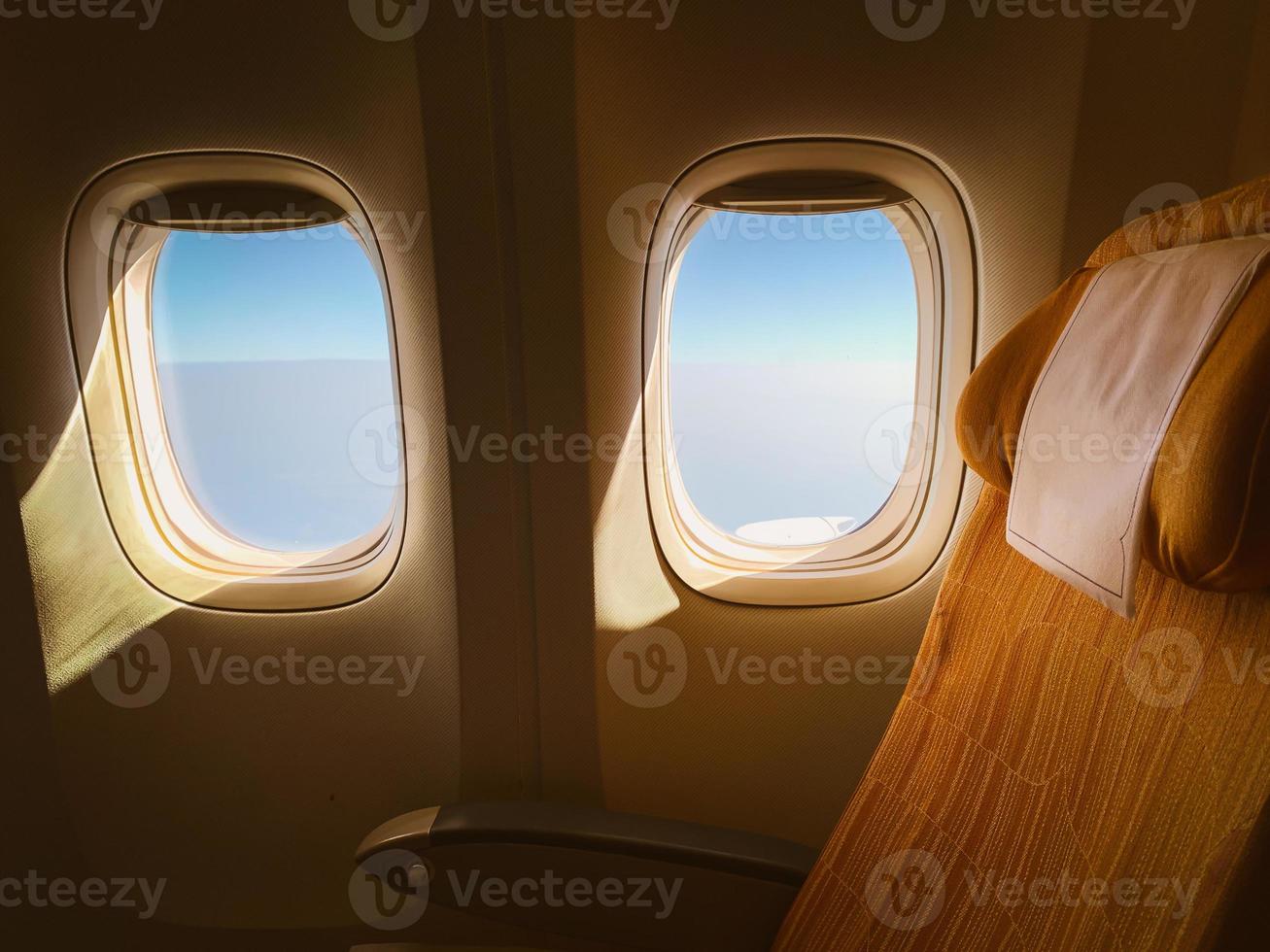 Asiento de avión vacío en la cabina de la aerolínea comercial. foto