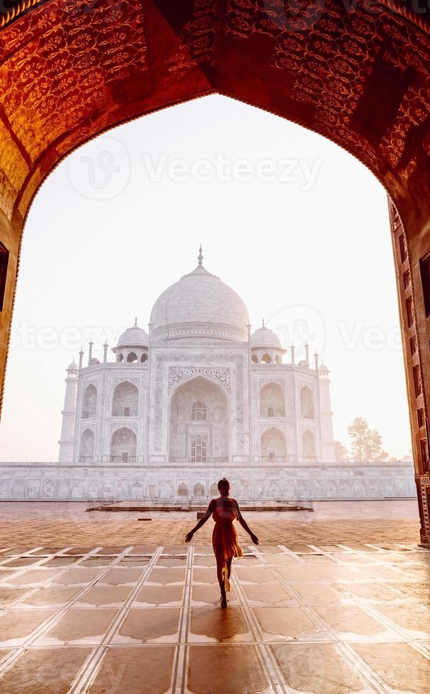 turista asiática joven en el taj mahal temprano en la mañana, foto