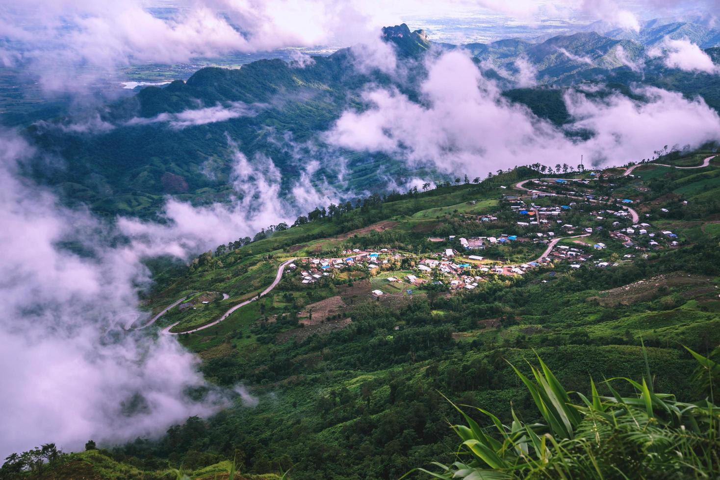 pueblo con vista a la montaña en el valle por la mañana asia tropical. tailandia foto