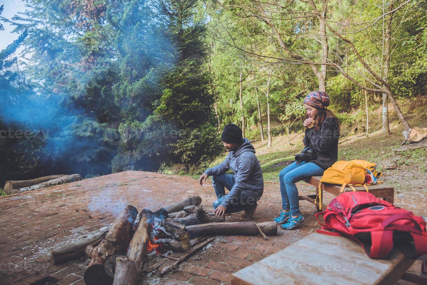 pareja viaje fotografía naturaleza en las montañas relajarse en las vacaciones. amantes del romance fuego de campamento invierno foto