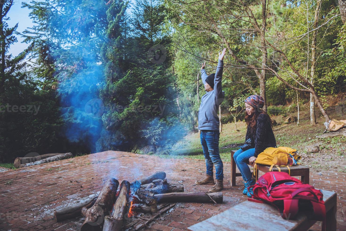 pareja viaje fotografía naturaleza en las montañas relajarse en las vacaciones. amantes del romance fuego de campamento invierno foto