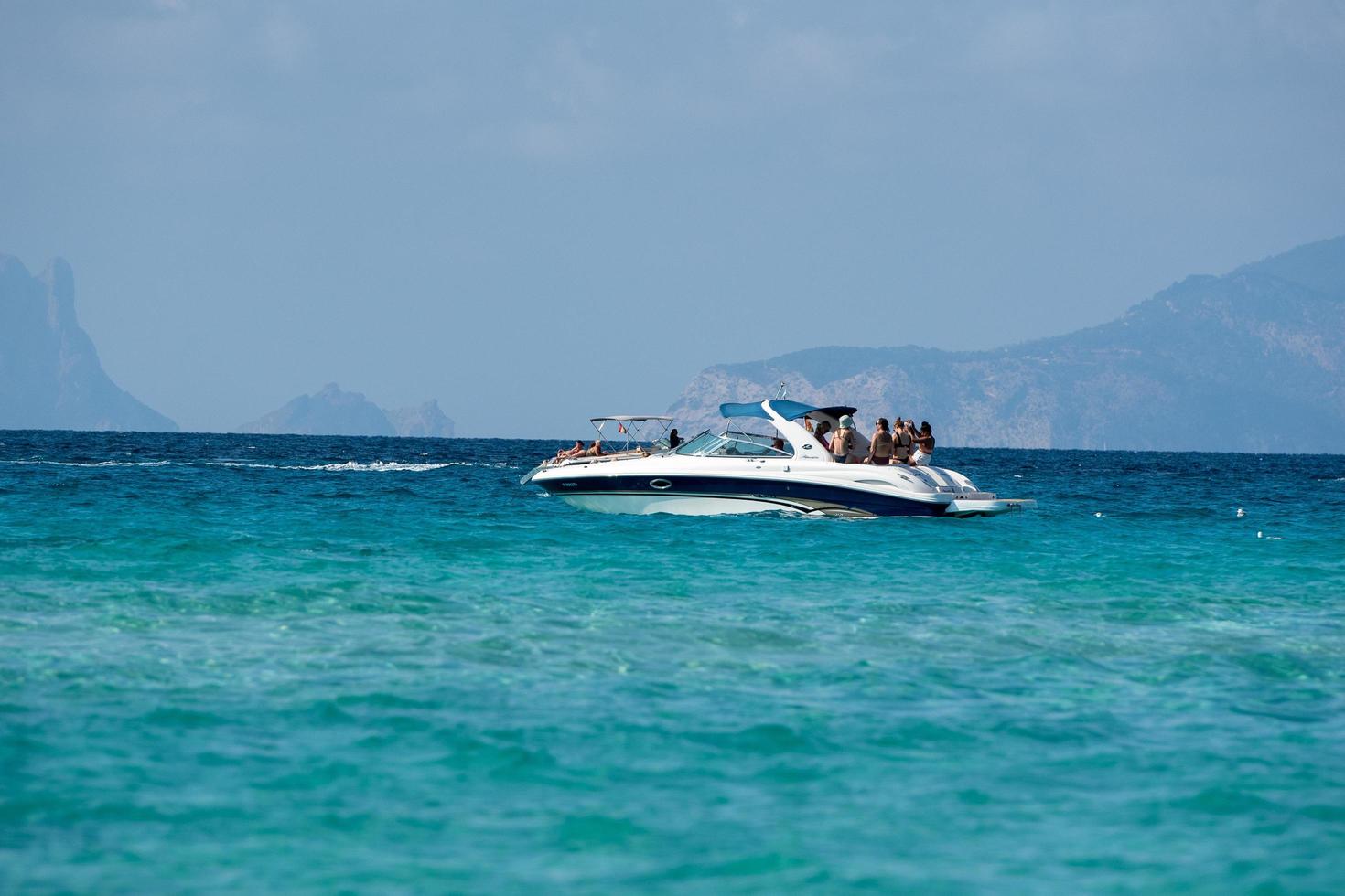 Barcos amarrados en la costa de la playa de ses iletes en formentera, islas baleares en españa. foto