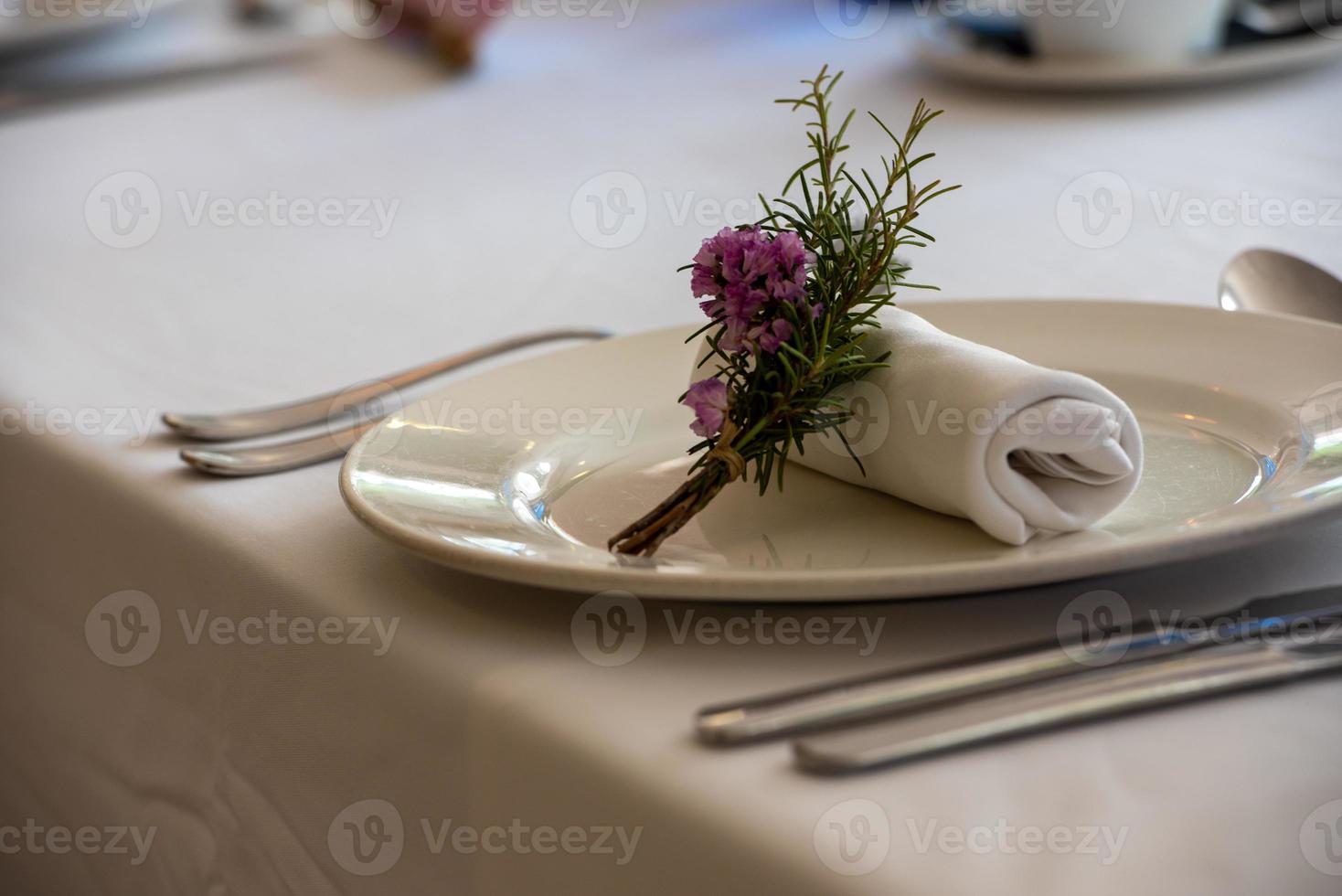 mesa servida en boda con luz natural foto