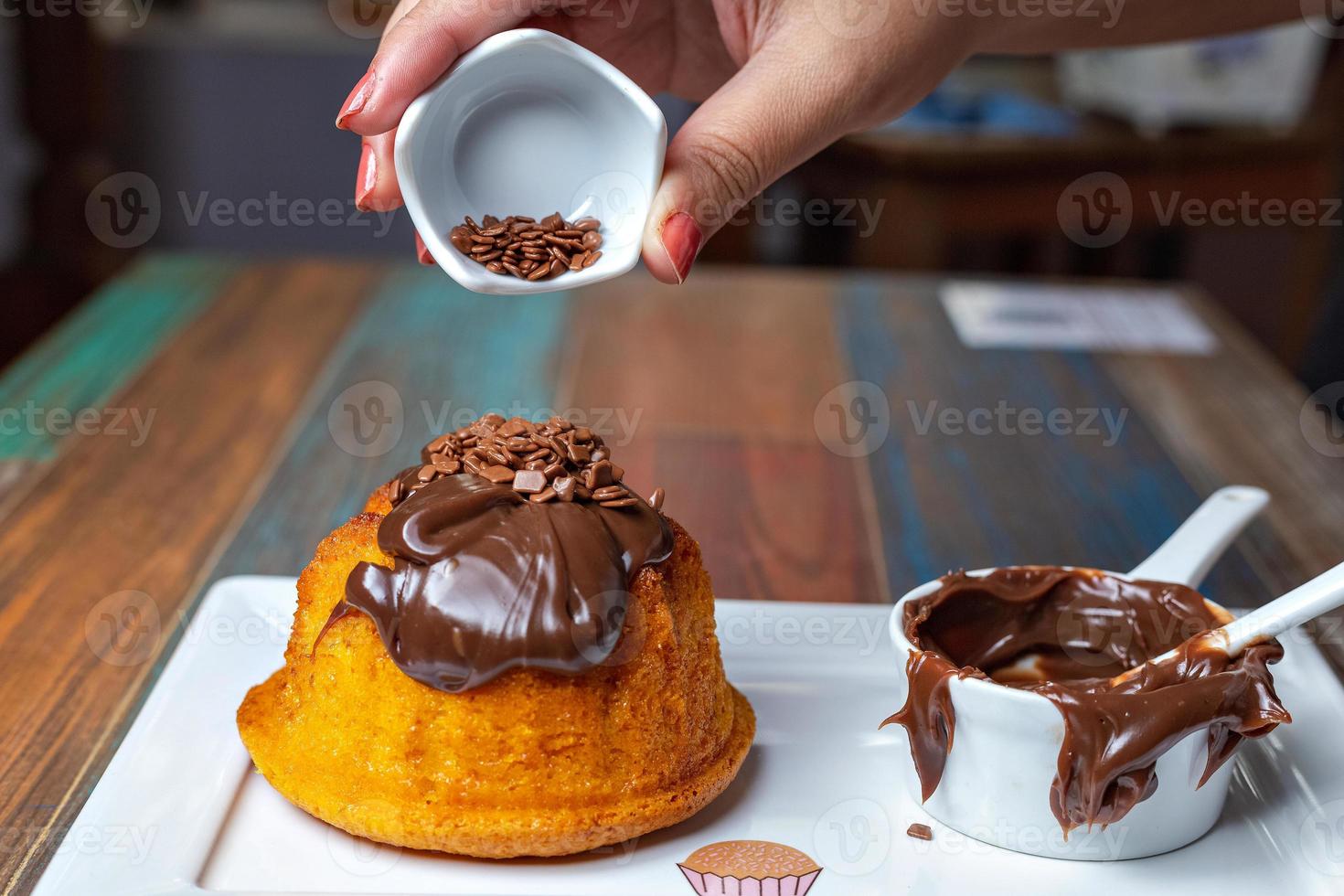 pastel de zanahoria con crema de chocolate foto