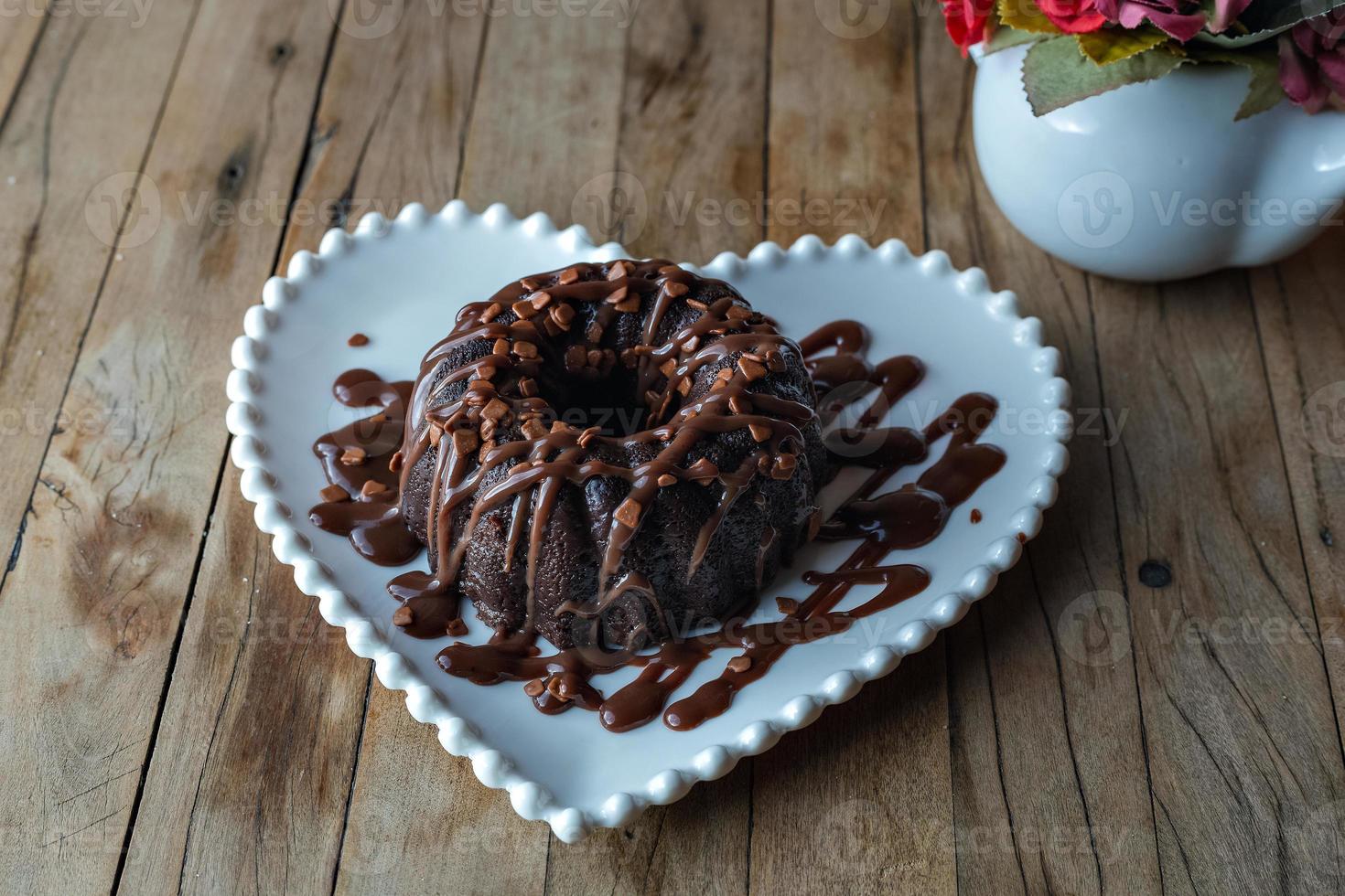 tarta de chocolate con nueces y chocolate foto