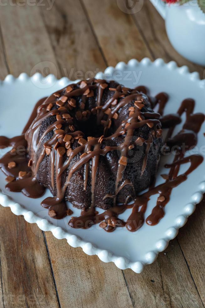 tarta de chocolate con nueces y chocolate foto