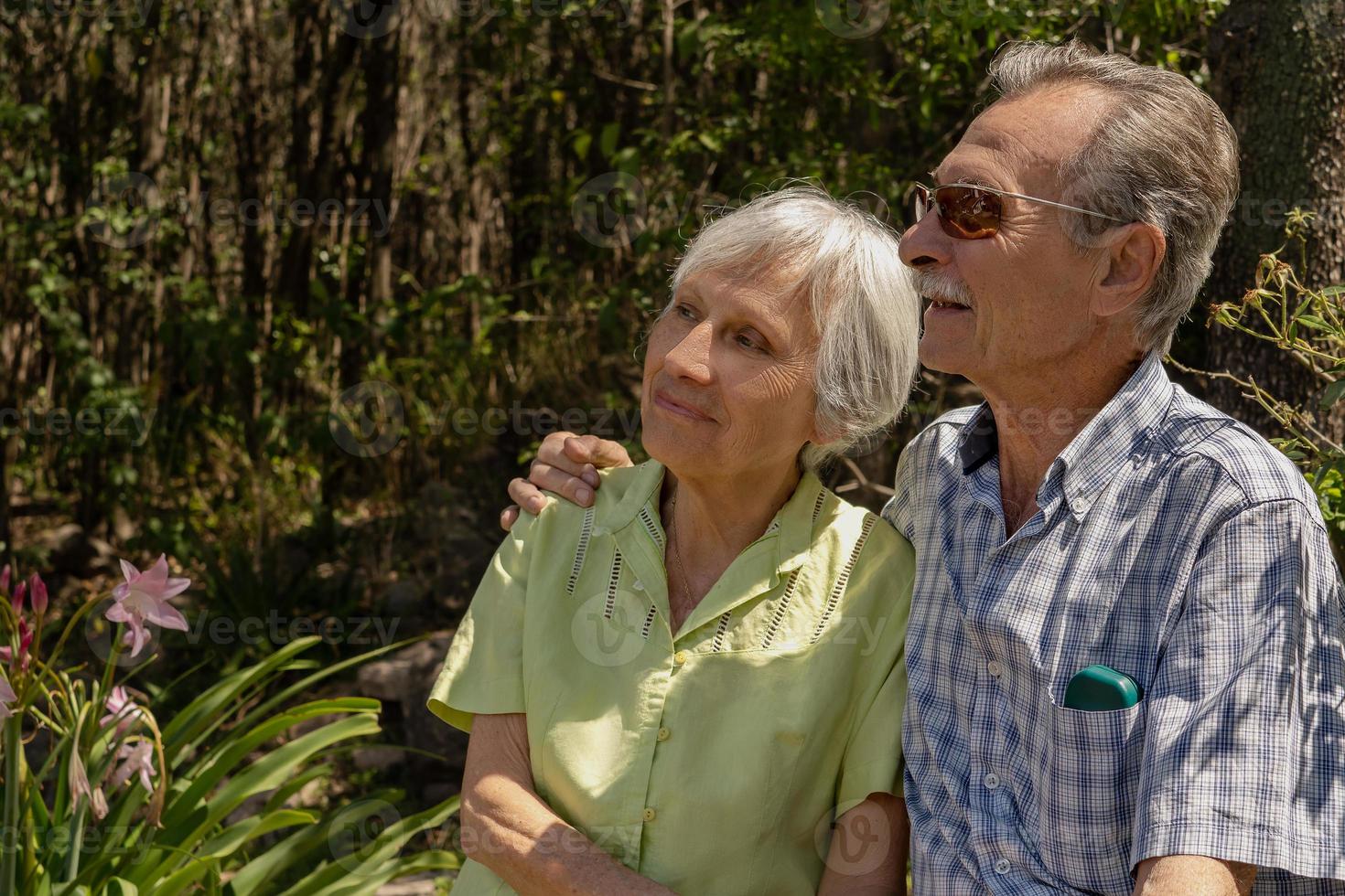 feliz pareja senior relajándose en el parque. foto