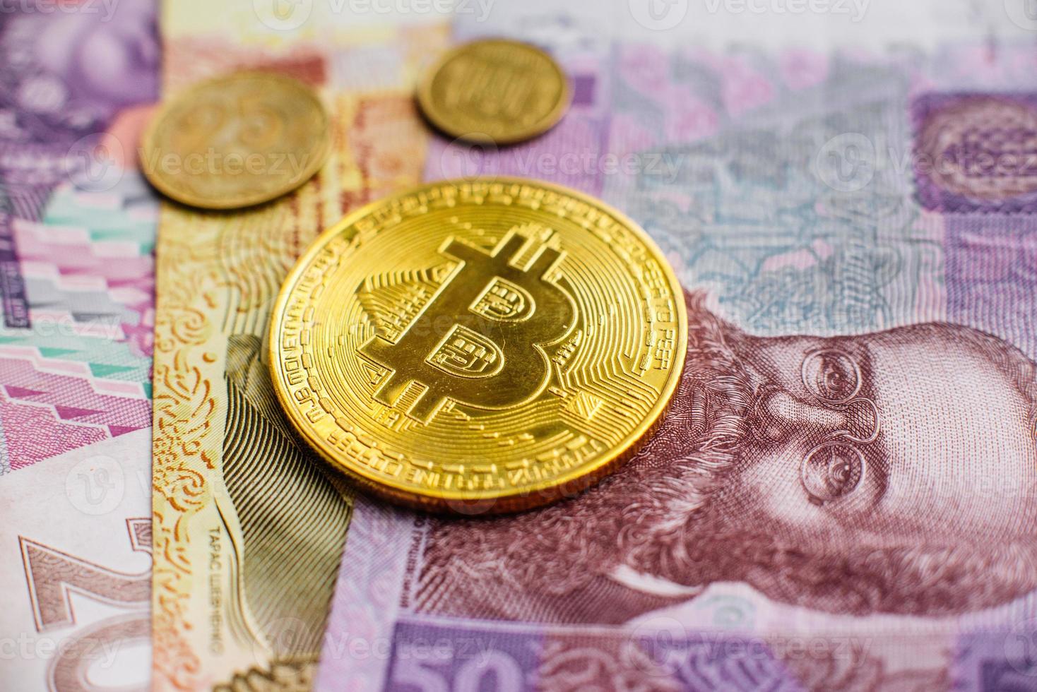 bitcoin, moneda, digital, finanzas, economía. Moneda bitcoin de oro en hryvnia cerrar foto