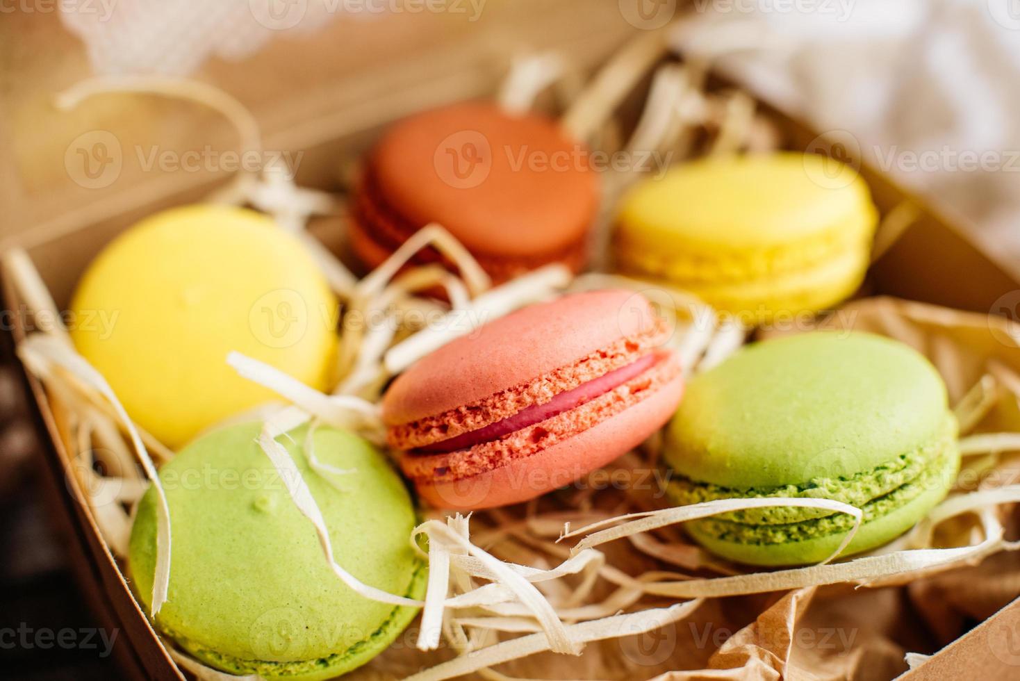 Hermosos macarrones rosados sabrosos sobre un fondo de hormigón foto