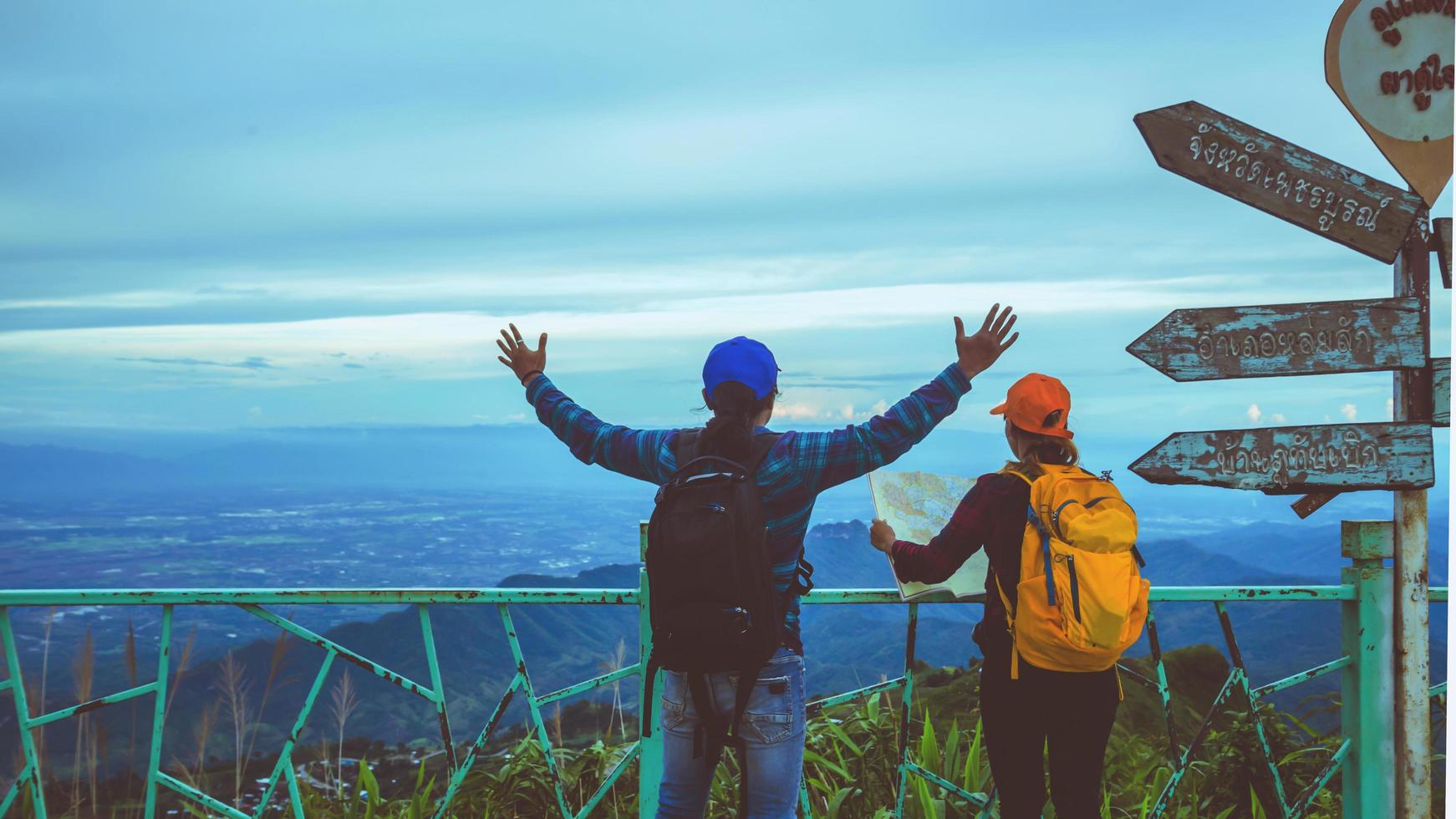 amante mujer y hombre asiático viajes naturaleza. viajar relajarse. caminar estudiar el camino naturaleza en el bosque foto