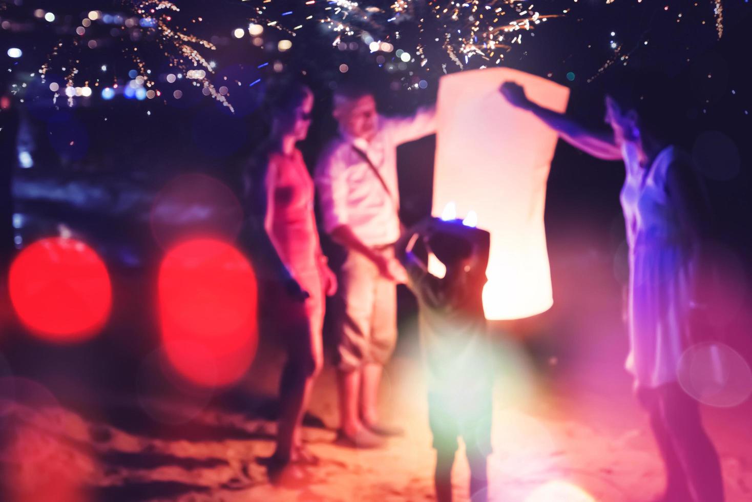 la gente celebra el año nuevo. Desenfoque de círculo de fuegos artificiales. colorido en celebración. playa de tailandia foto