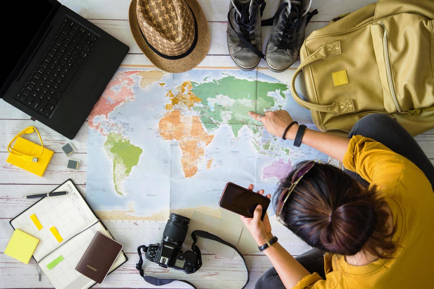 concepto de planificación de viajes con mapa. Vista aérea de equipos para viajeros. Fondo de concepto de viaje, mujer joven apuntando al mapa de China. concepto de viaje de vacaciones con mapa. foto