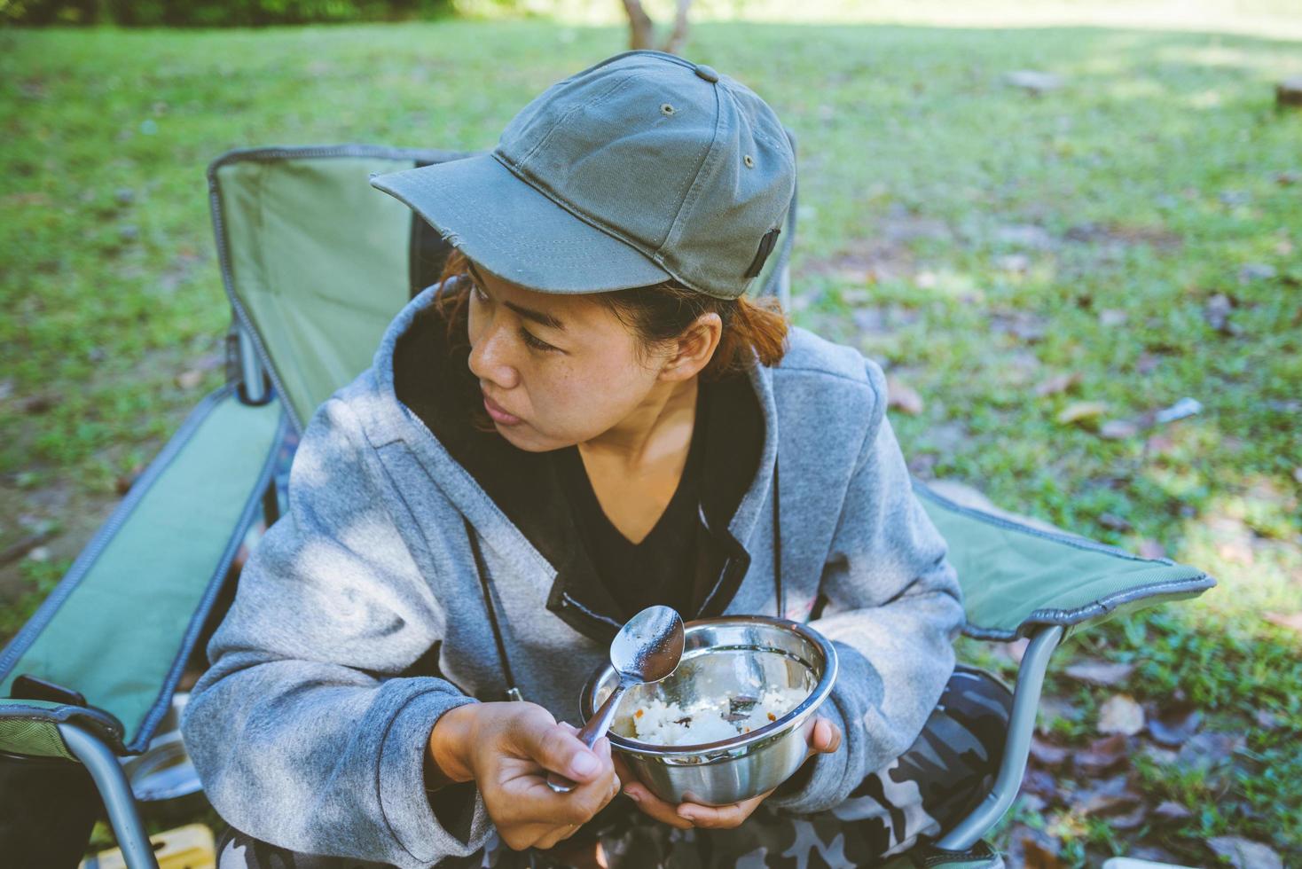 viajar relajarse en las vacaciones. acampar en la montaña. los turistas de la mujer joven que acampan relajarse en la montaña en la selva. viajar por la naturaleza. carpa para camping foto