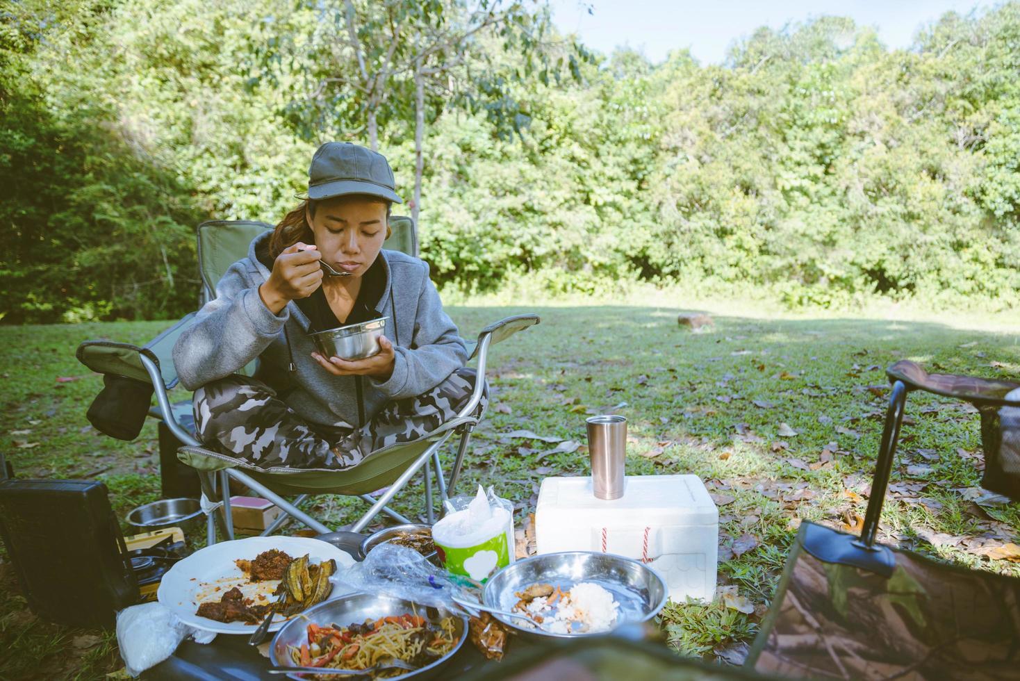 viajar relajarse en las vacaciones. acampar en la montaña. los turistas de la mujer joven que acampan relajarse en la montaña en la selva. viajar por la naturaleza. carpa para camping foto