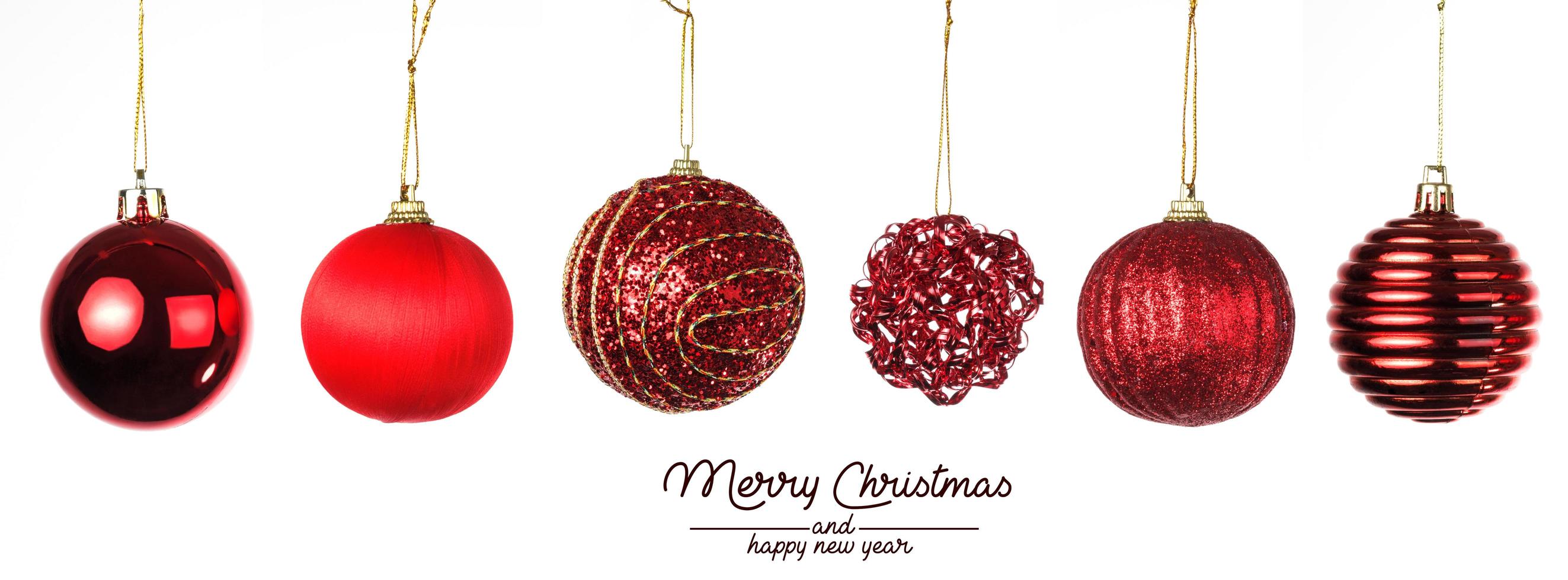 composición navideña. bolas de navidad con rojo sobre fondo blanco. foto