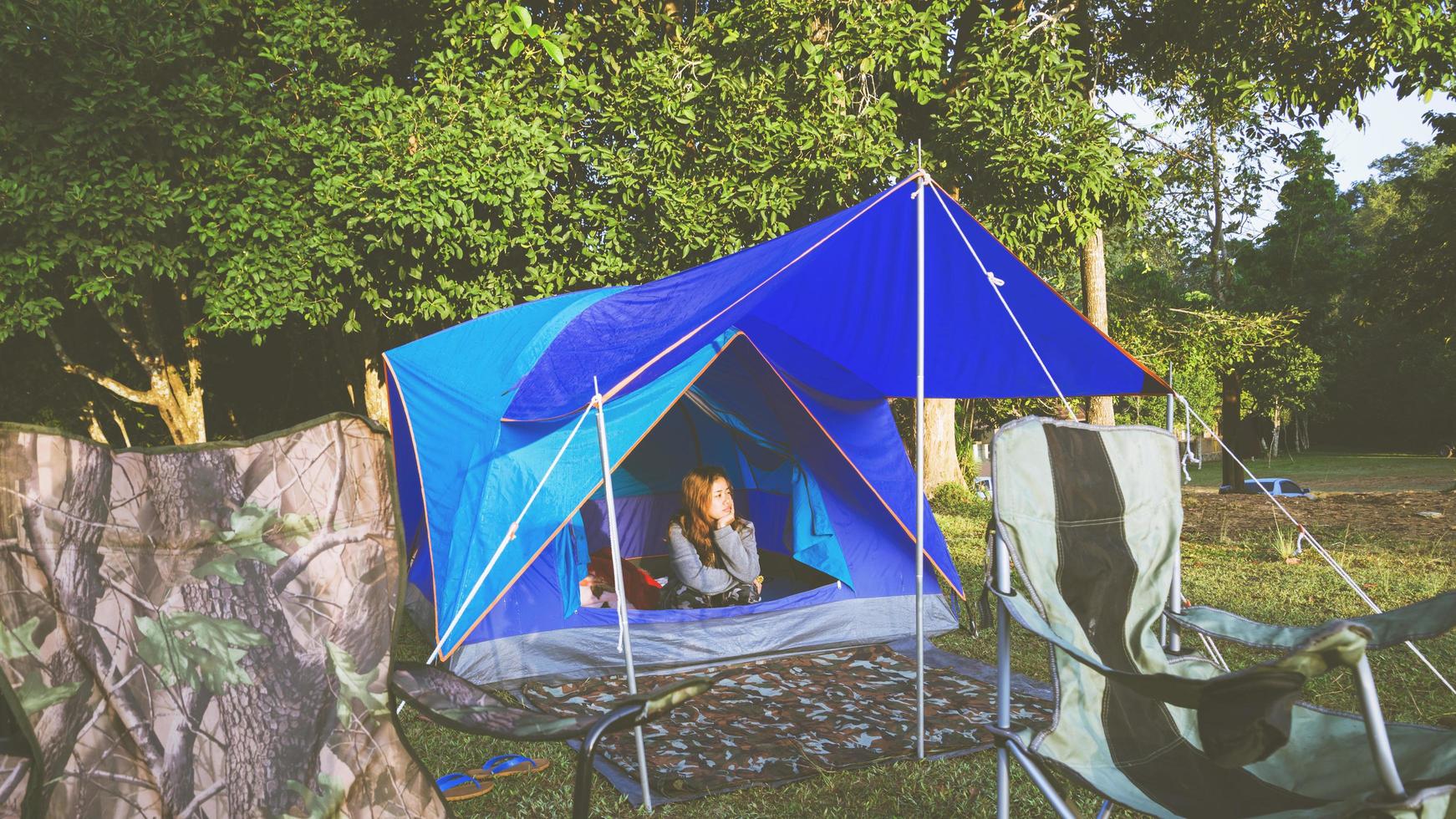 viajar relajarse en las vacaciones. acampar en la montaña. los turistas de la mujer joven que acampan relajarse en la montaña en la selva. viajar por la naturaleza. carpa para camping foto