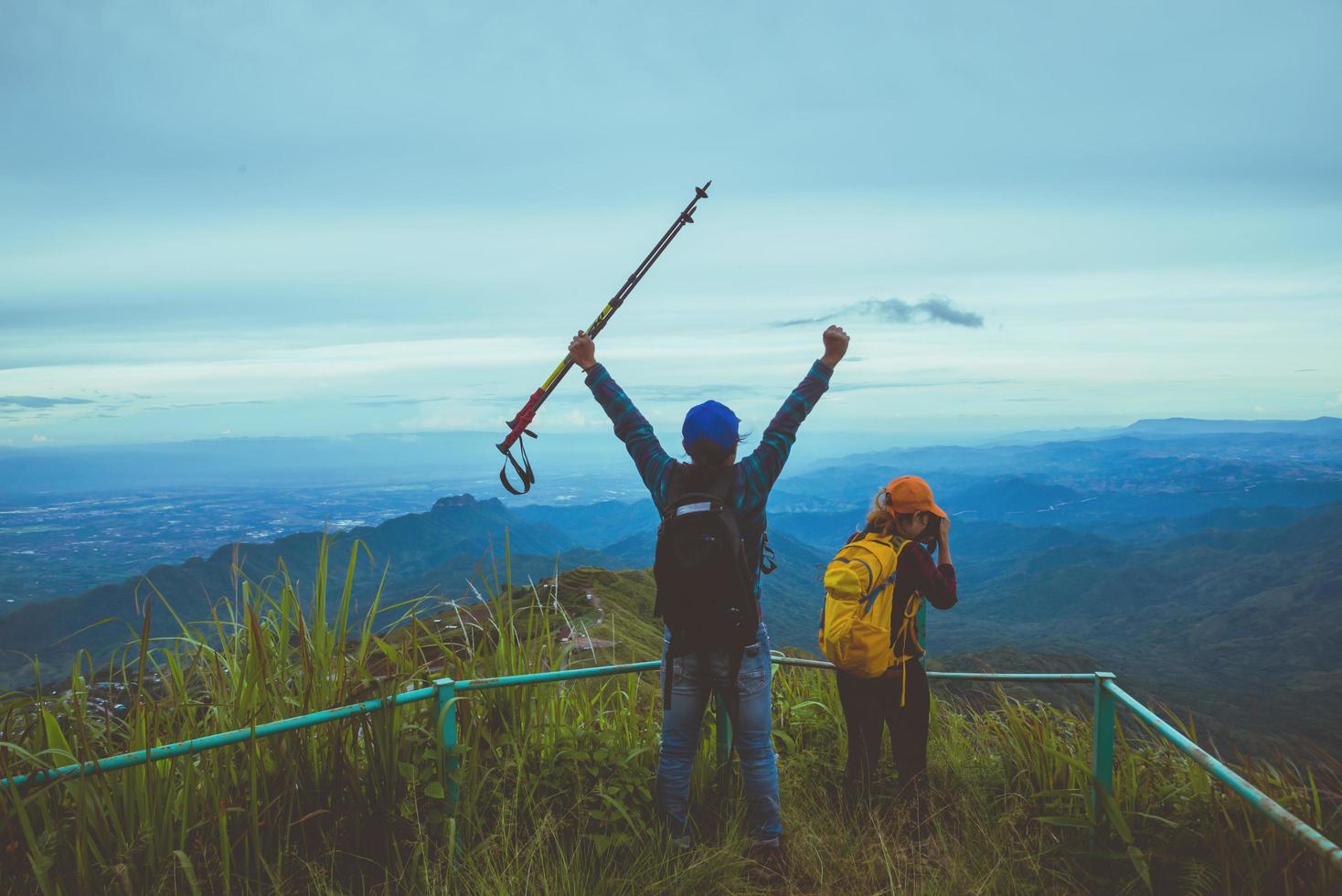 amante mujer y hombre asiático viajes naturaleza. viajar relajarse. caminar estudiar el camino naturaleza en el bosque foto