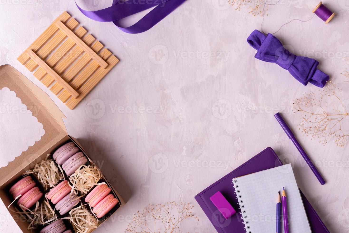 Hermosos macarrones rosados sabrosos sobre un fondo de hormigón foto