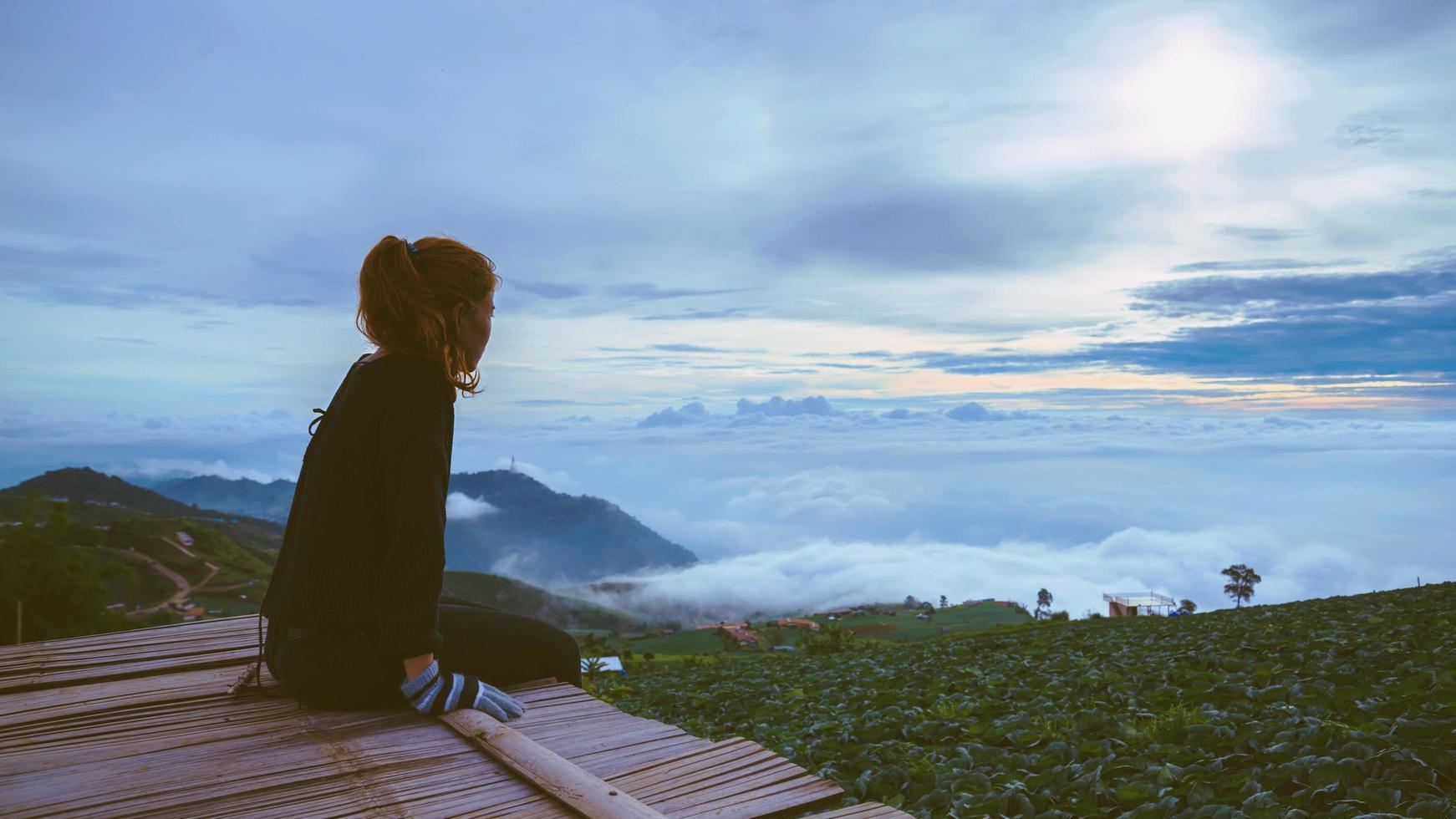 las mujeres asiáticas viajan dormir relajarse. mañana atmósfera naturaleza bosques, montañas. phu thap buek tailandia foto