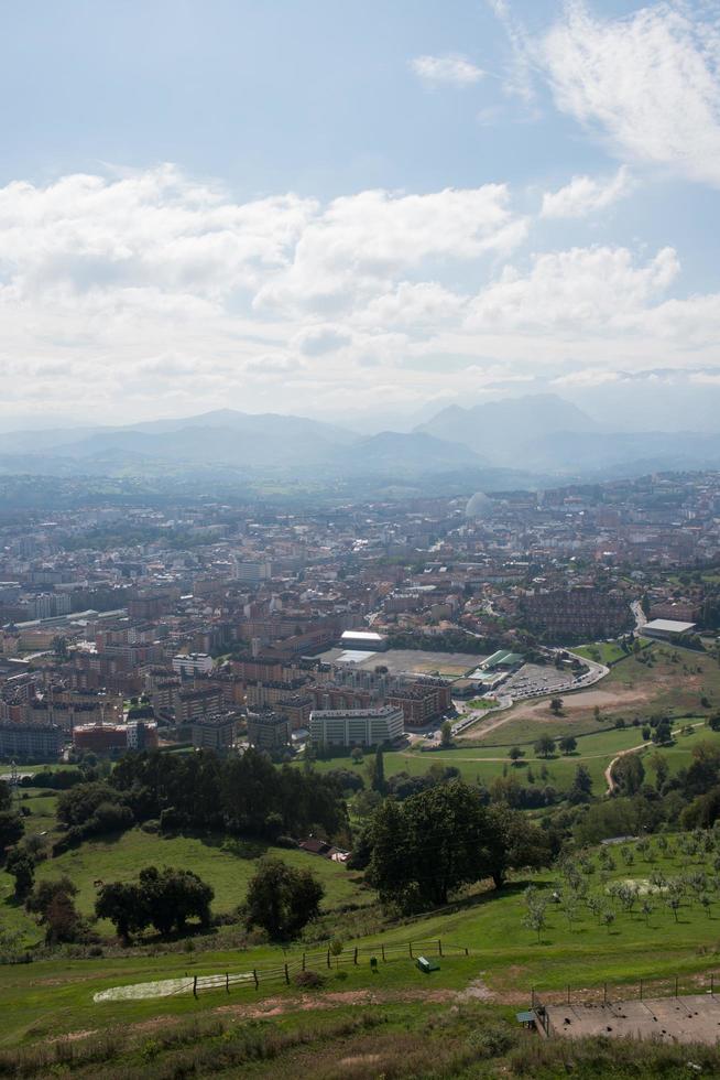 hermosa vista aerea de oviedo. verdes campos y montañas alrededor de la ciudad. día soleado, no hay gente. Asturias foto