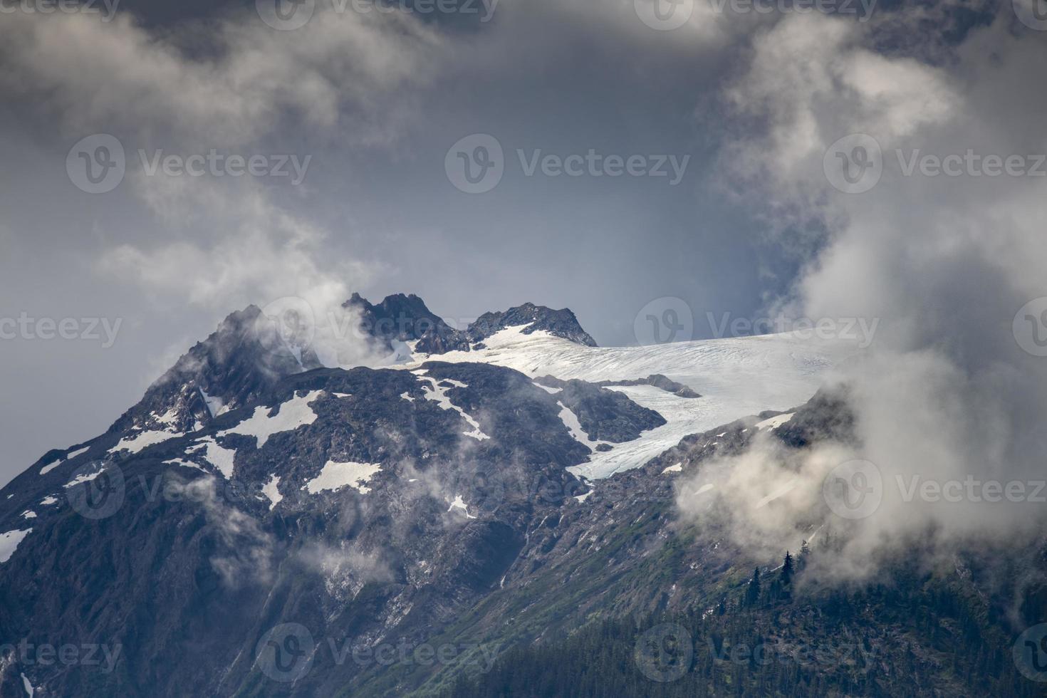 Montañas y glaciares por encima del brazo endicott, alaska foto