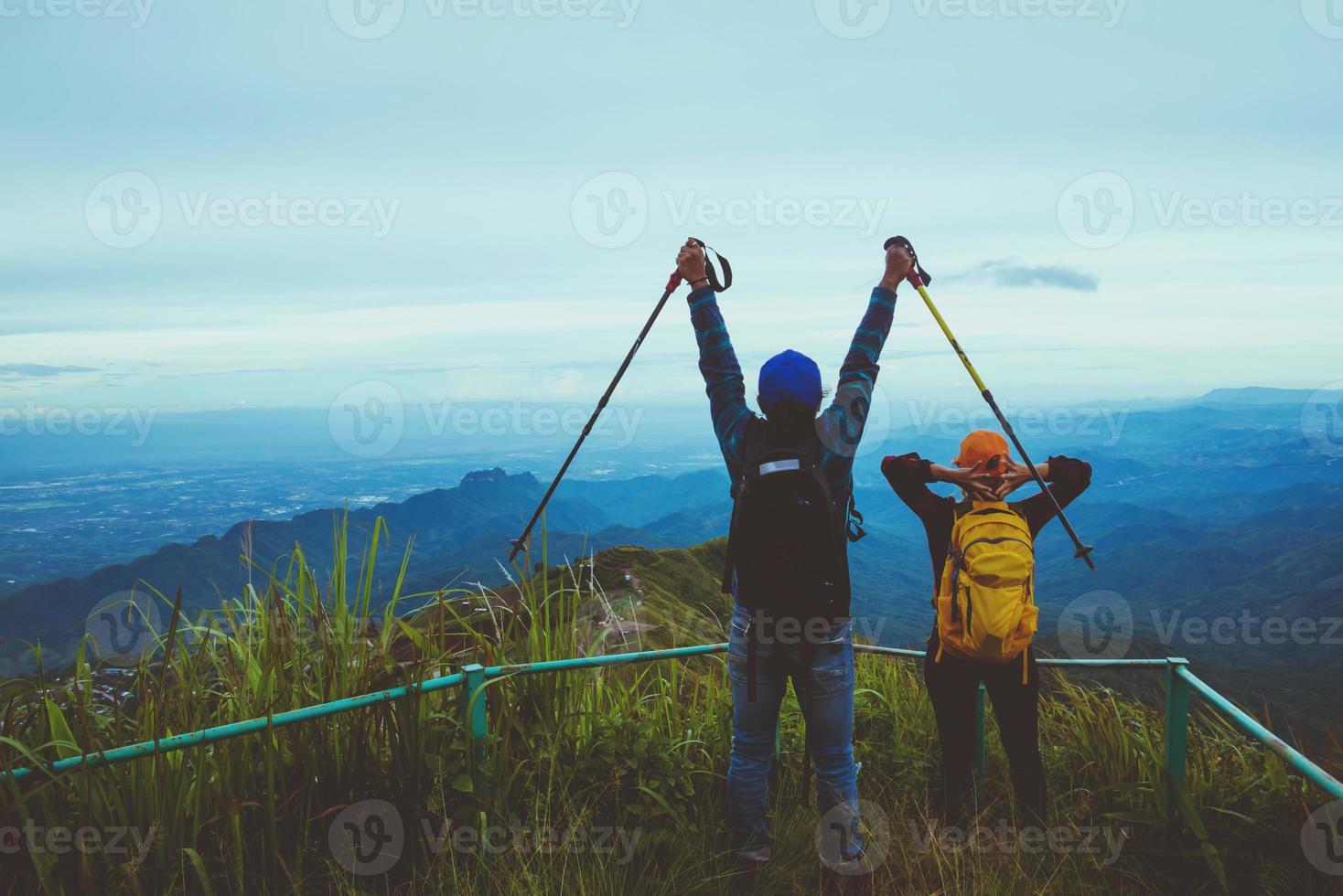 amante mujer y hombre asiático viajes naturaleza. viajar relajarse. caminar estudiar el camino naturaleza en el bosque foto