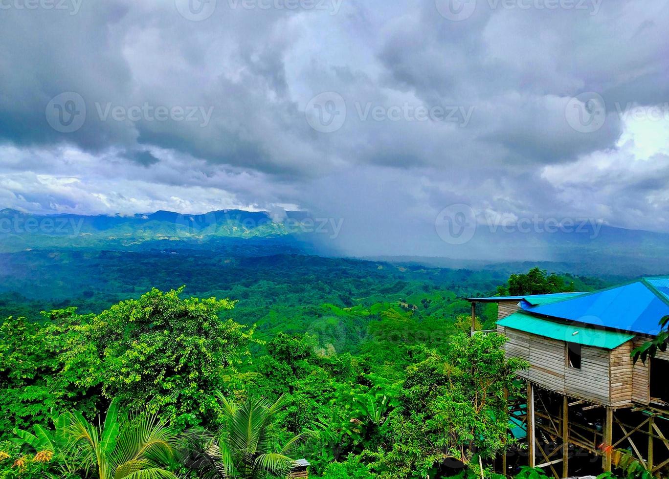 cielo nublado con foto de naturaleza de montaña