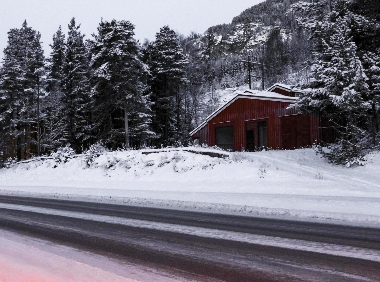 conduciendo de noche a través de montañas, pueblos, bosques en noruega. foto