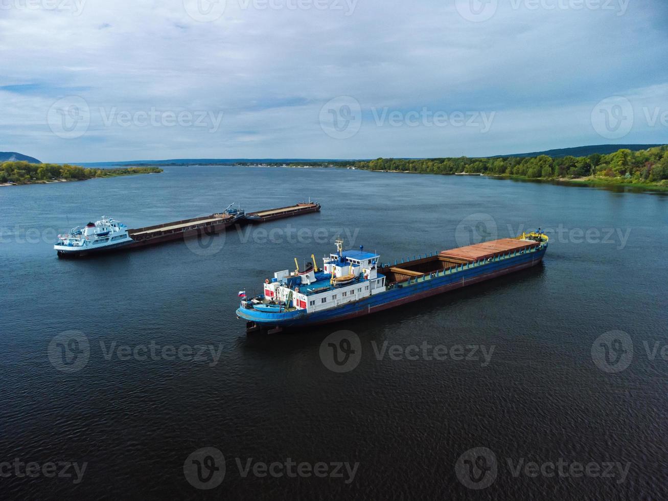 Vista aérea de los buques de carga seca descargados en el río. foto