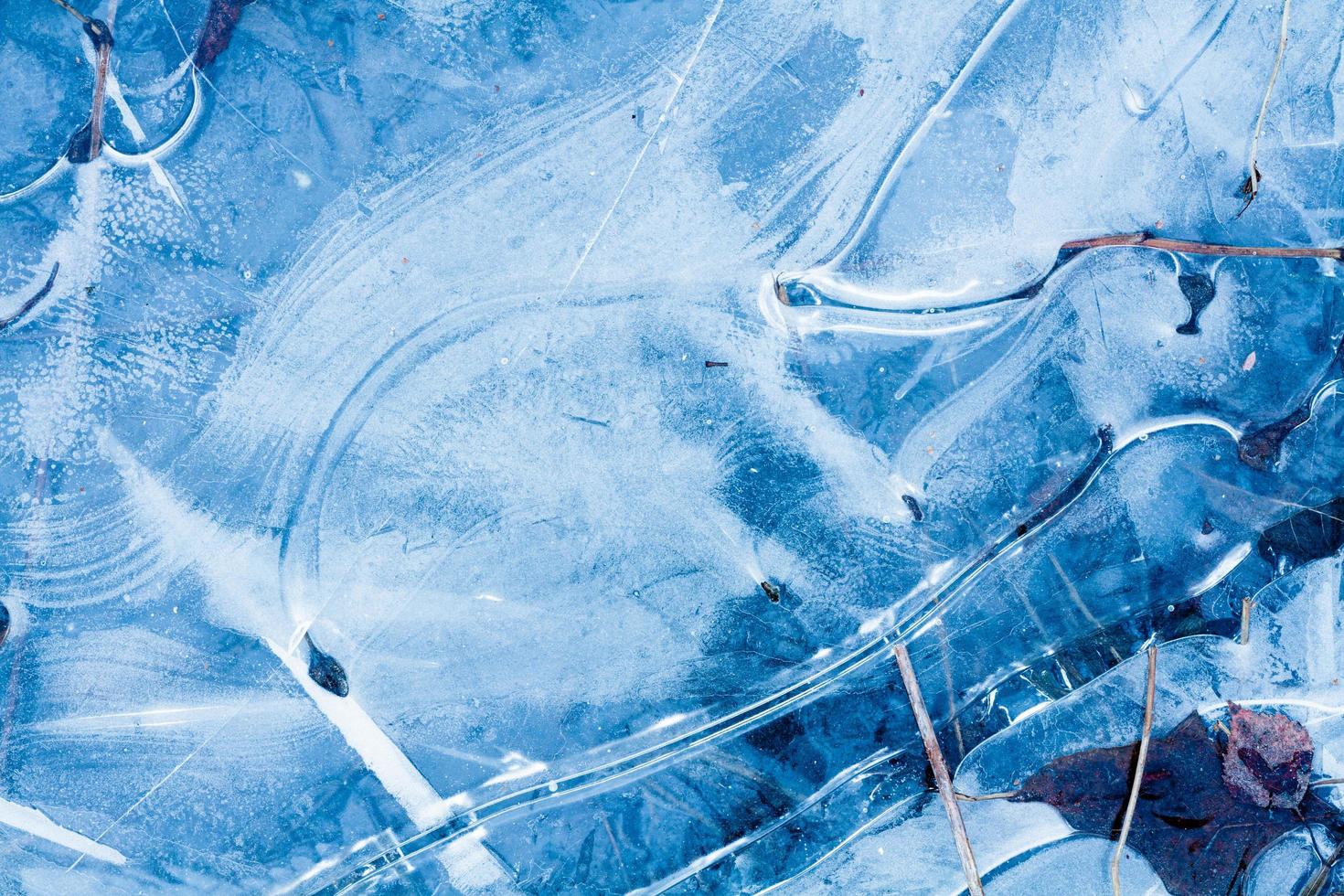 Textura de agua helada azul con patrón en el río en el bosque de invierno al aire libre foto