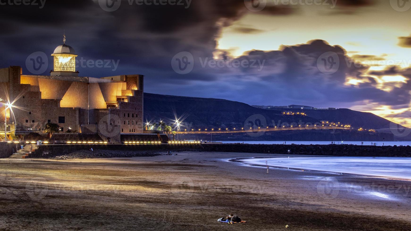 puesta de sol en la playa de canteras al atardecer en la ciudad de las palmas foto