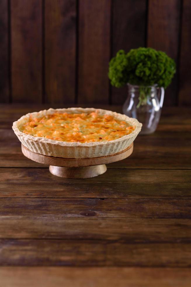 delicioso quiche fresco con brócoli, salmón y queso foto