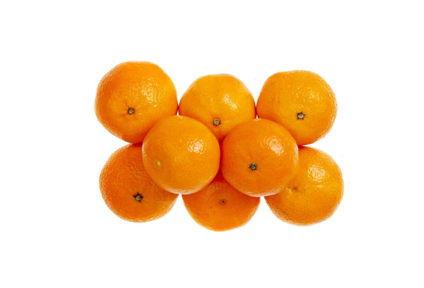 Montón de clementinas naranjas maduras aisladas sobre fondo blanco. foto de estudio
