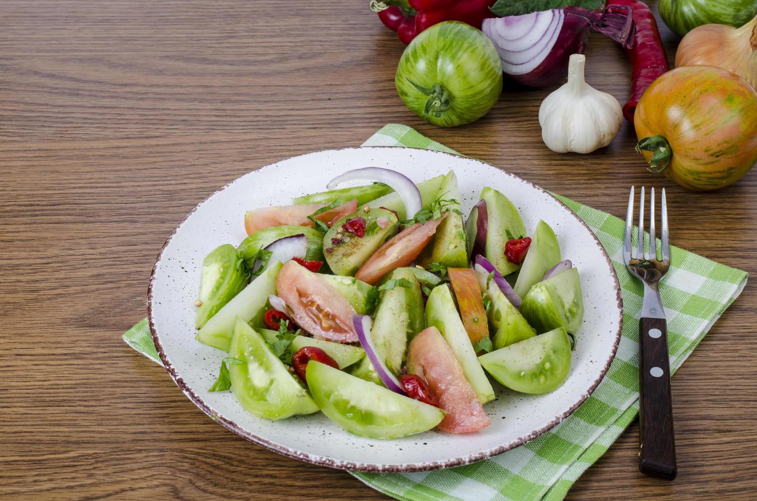 Aperitivo picante de tomates rojos y verdes en escabeche enlatados foto