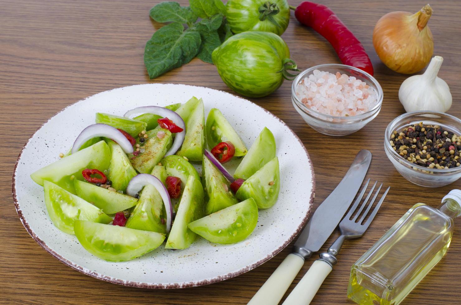 aperitivo de tomates verdes en escabeche picantes. foto de estudio.