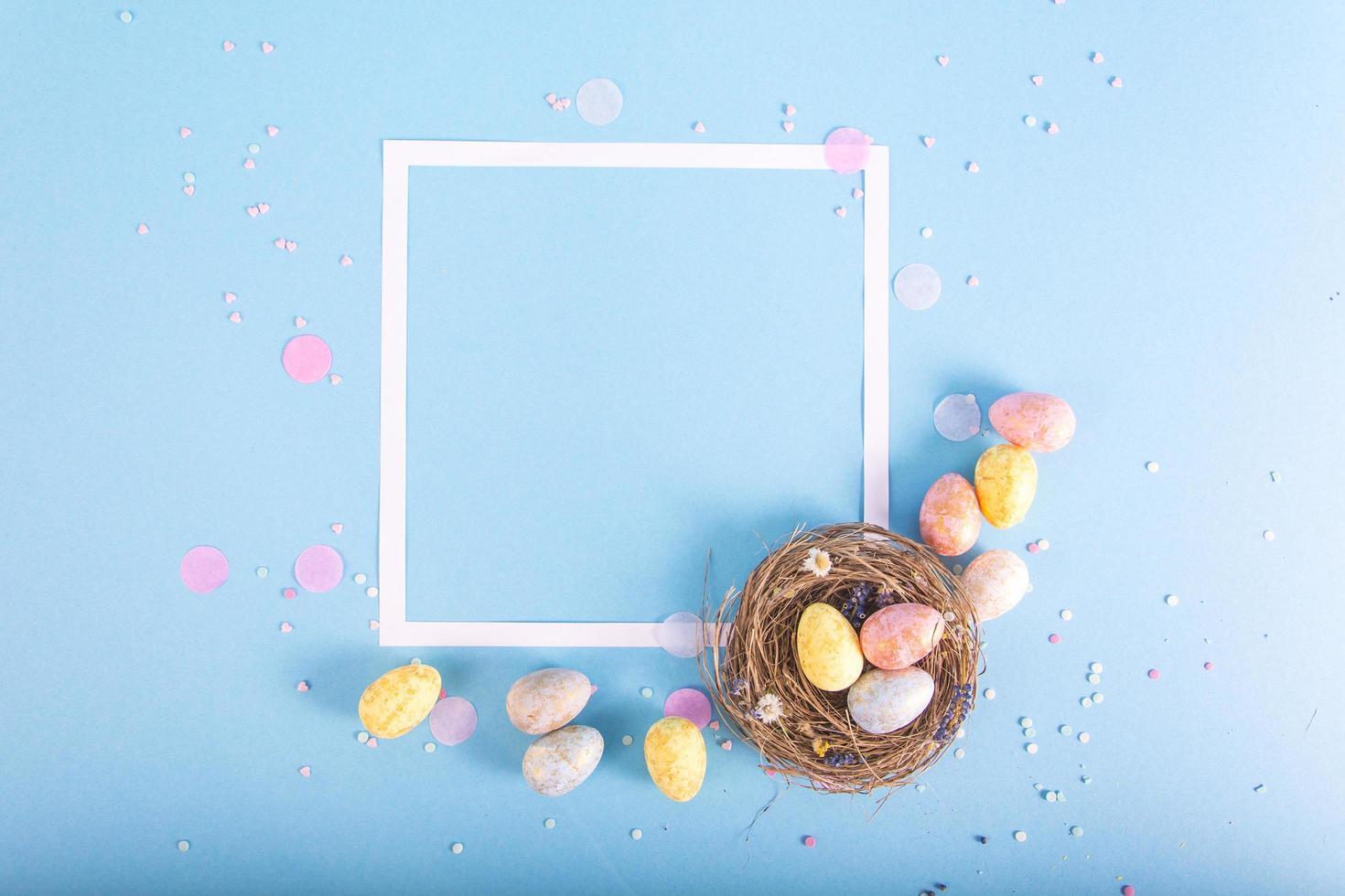 Fondo de colores con huevos de Pascua sobre fondo azul. concepto de feliz pascua. se puede utilizar como póster, fondo, tarjeta navideña foto