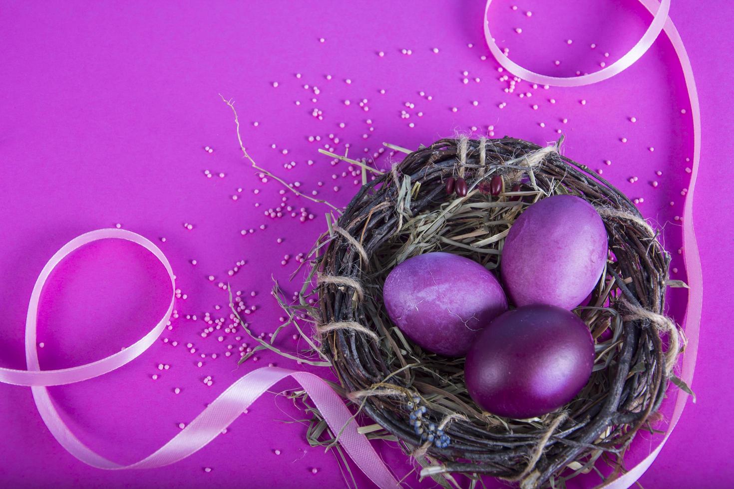 Fondo de colores con huevos de Pascua sobre fondo lavanda. concepto de feliz pascua. se puede utilizar como cartel, fondo, tarjeta navideña. foto de estudio