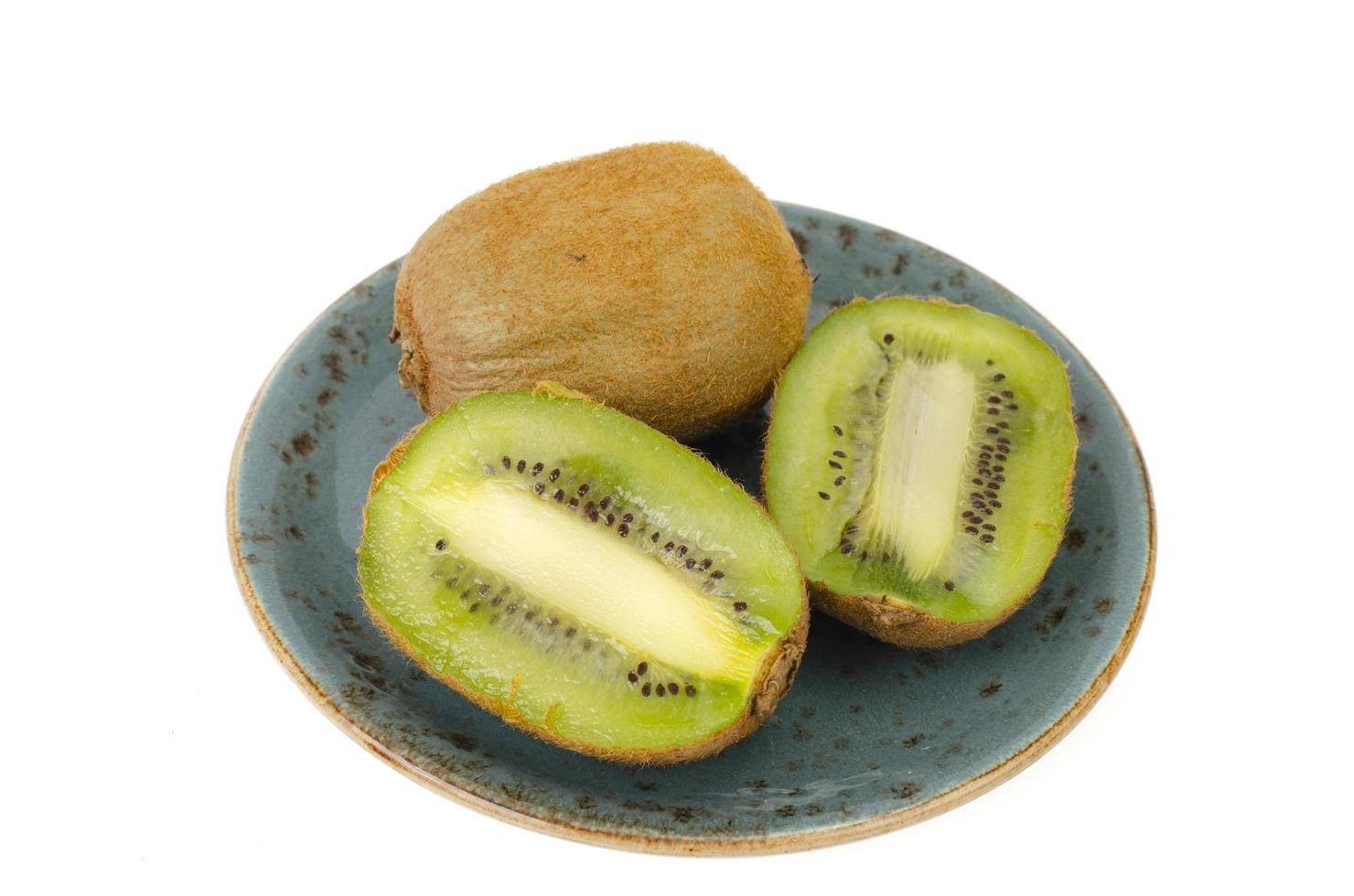 kiwi en rodajas, pulpa verde dulce y jugosa. foto de estudio