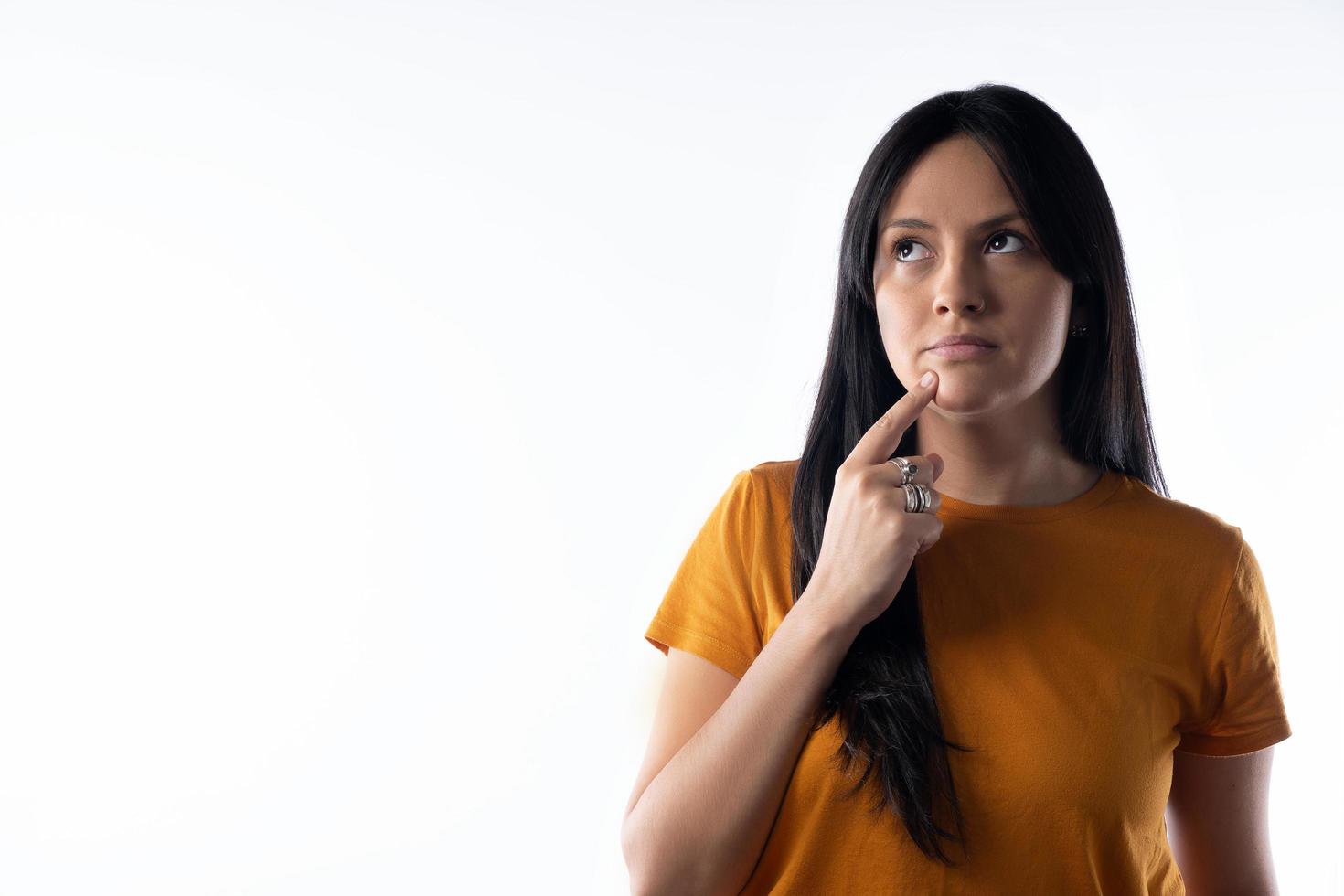 retrato de mujer joven pensando y maravillarse. foto