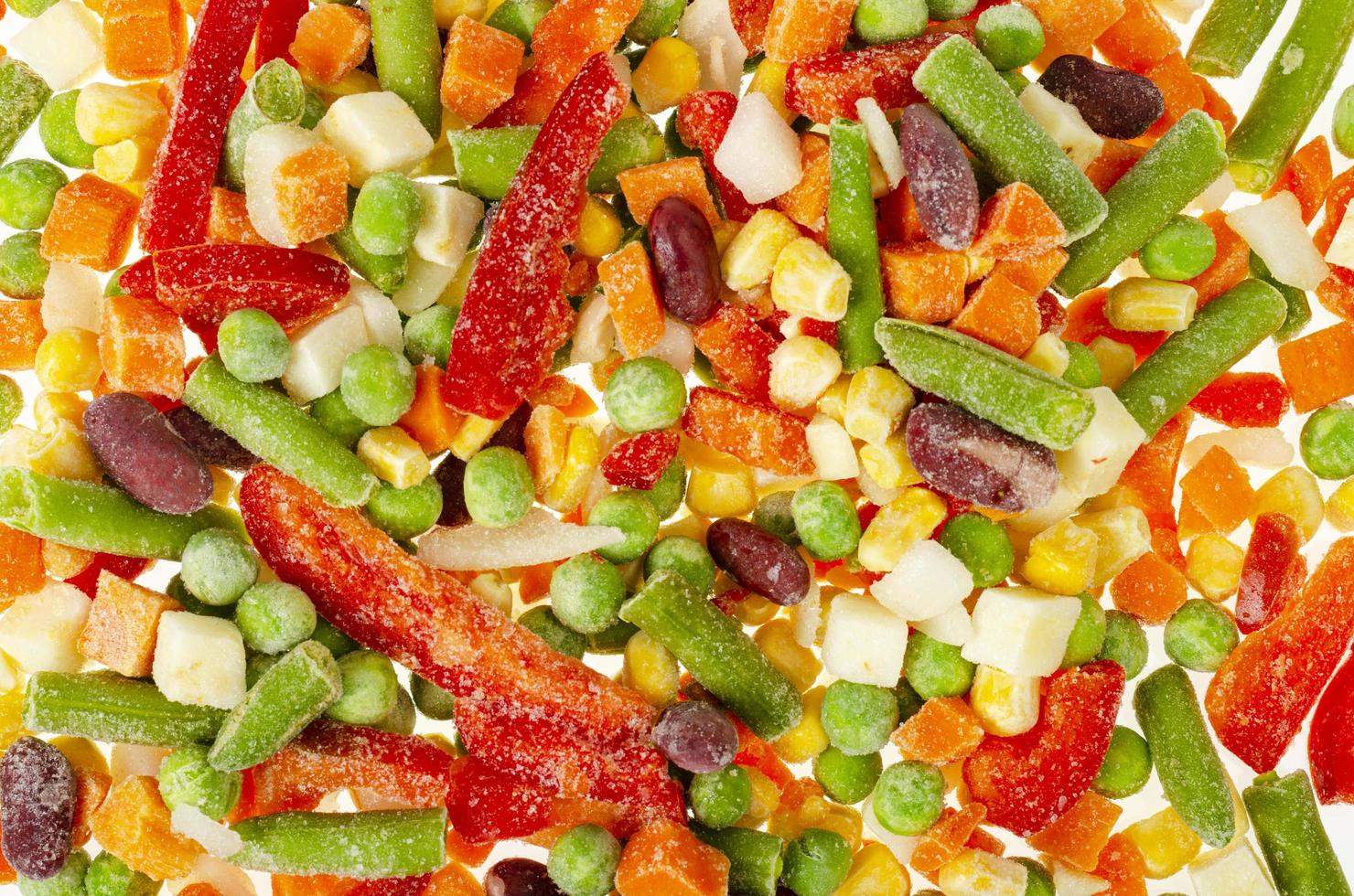 mezcla de verduras congeladas picadas en colores vivos. alimentación saludable. foto de estudio
