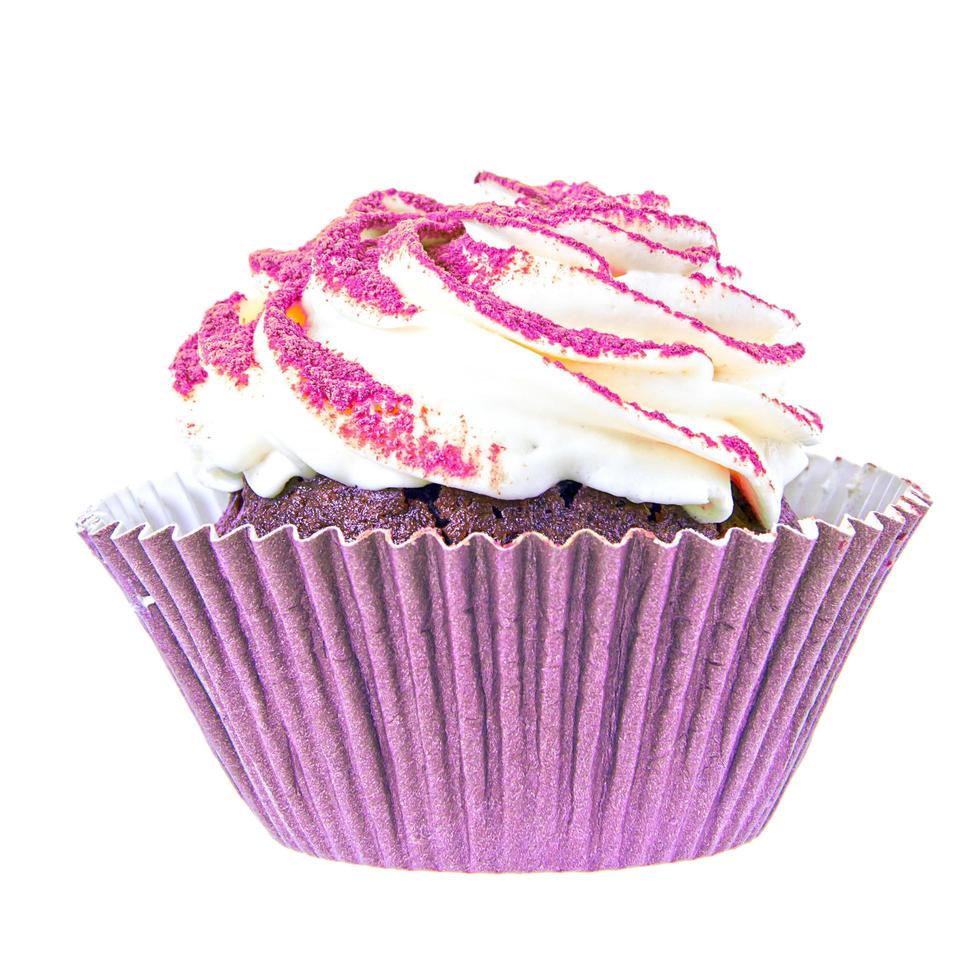 pastel con crema, cupcake sobre fondo blanco. foto
