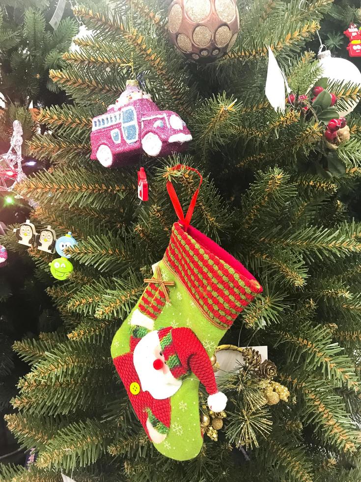 venta de souvenirs navideños, adornos para árboles de navidad en la tienda foto