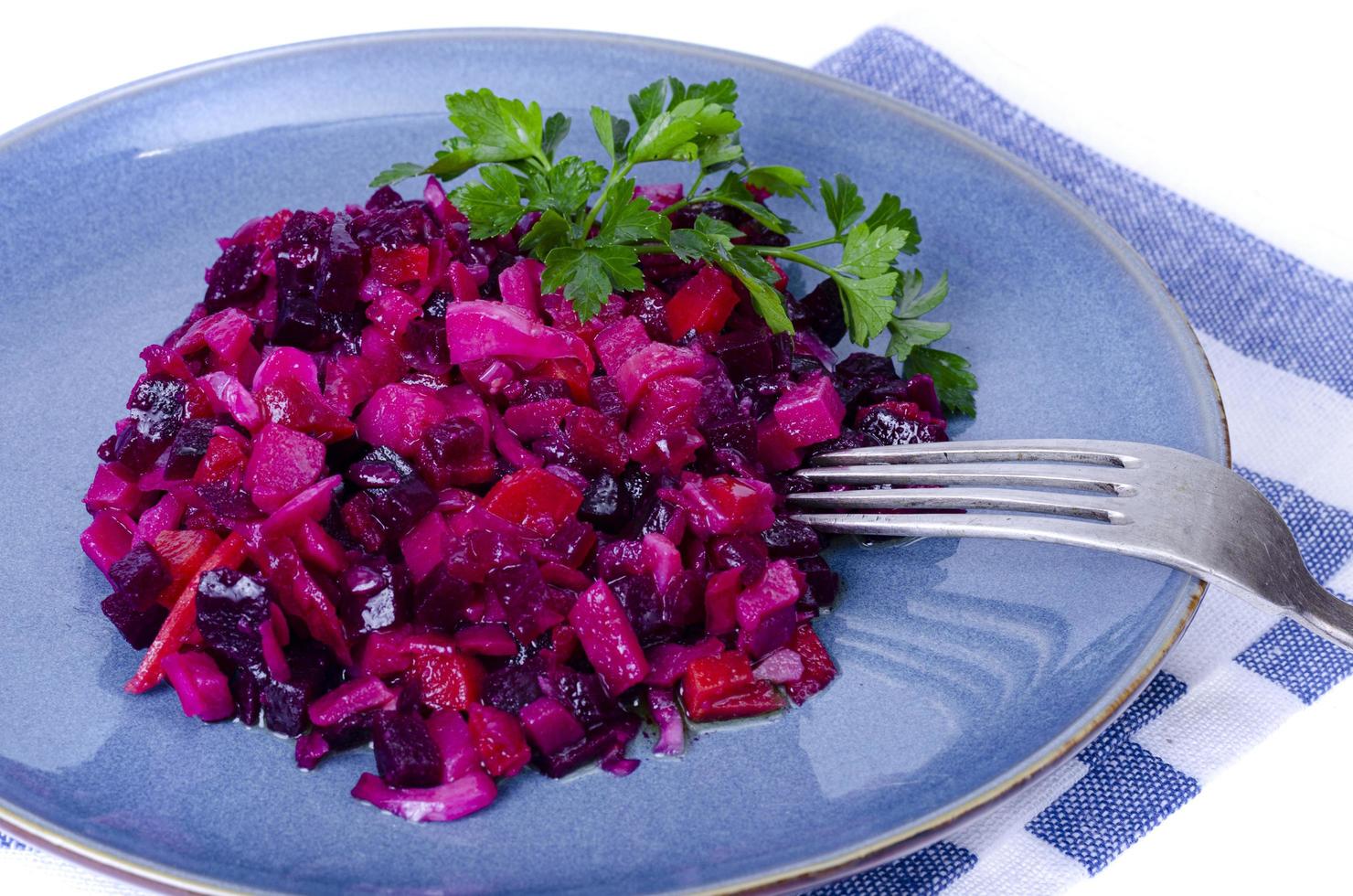 Ensalada de verduras de remolacha picada, zanahoria y patatas con aceite vegetal. foto de estudio