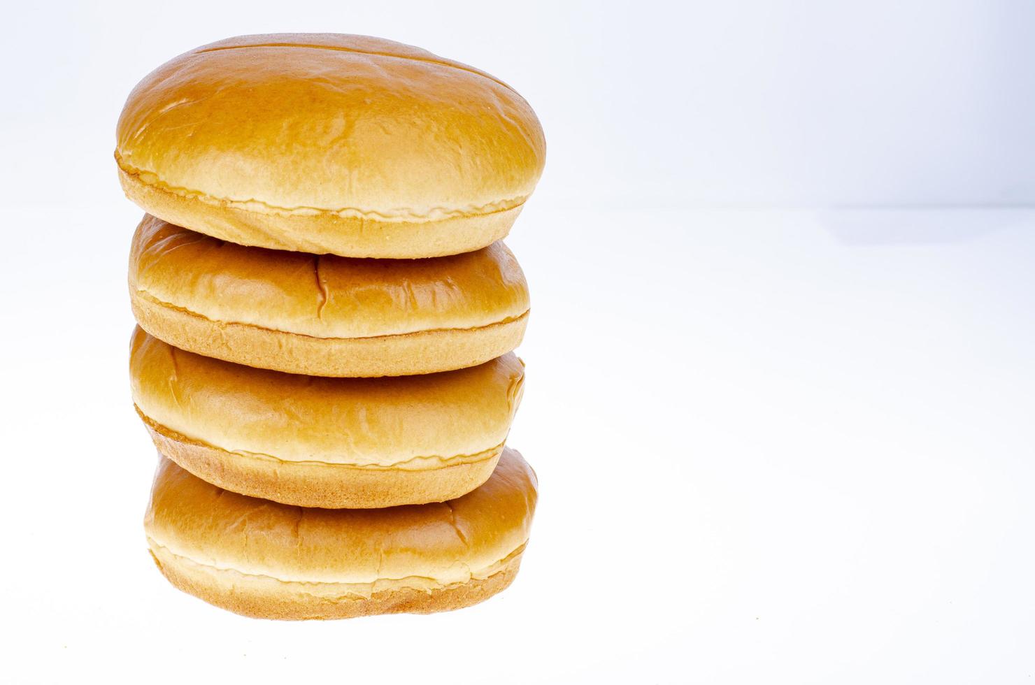 bollos de hamburguesa redondos aislados sobre fondo blanco. foto de estudio.